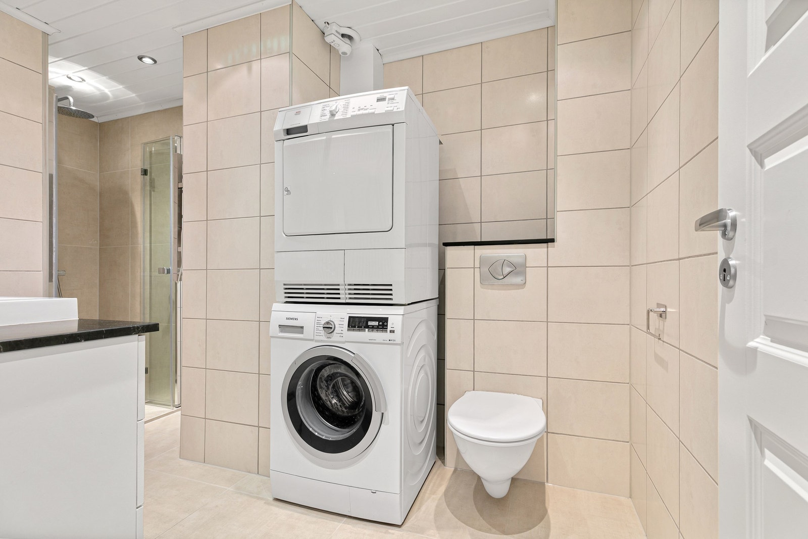 Opplegg for vaskemaskin er etablert, og badet har downlights, varmekabler og vegghengt toalett. Galleribilde