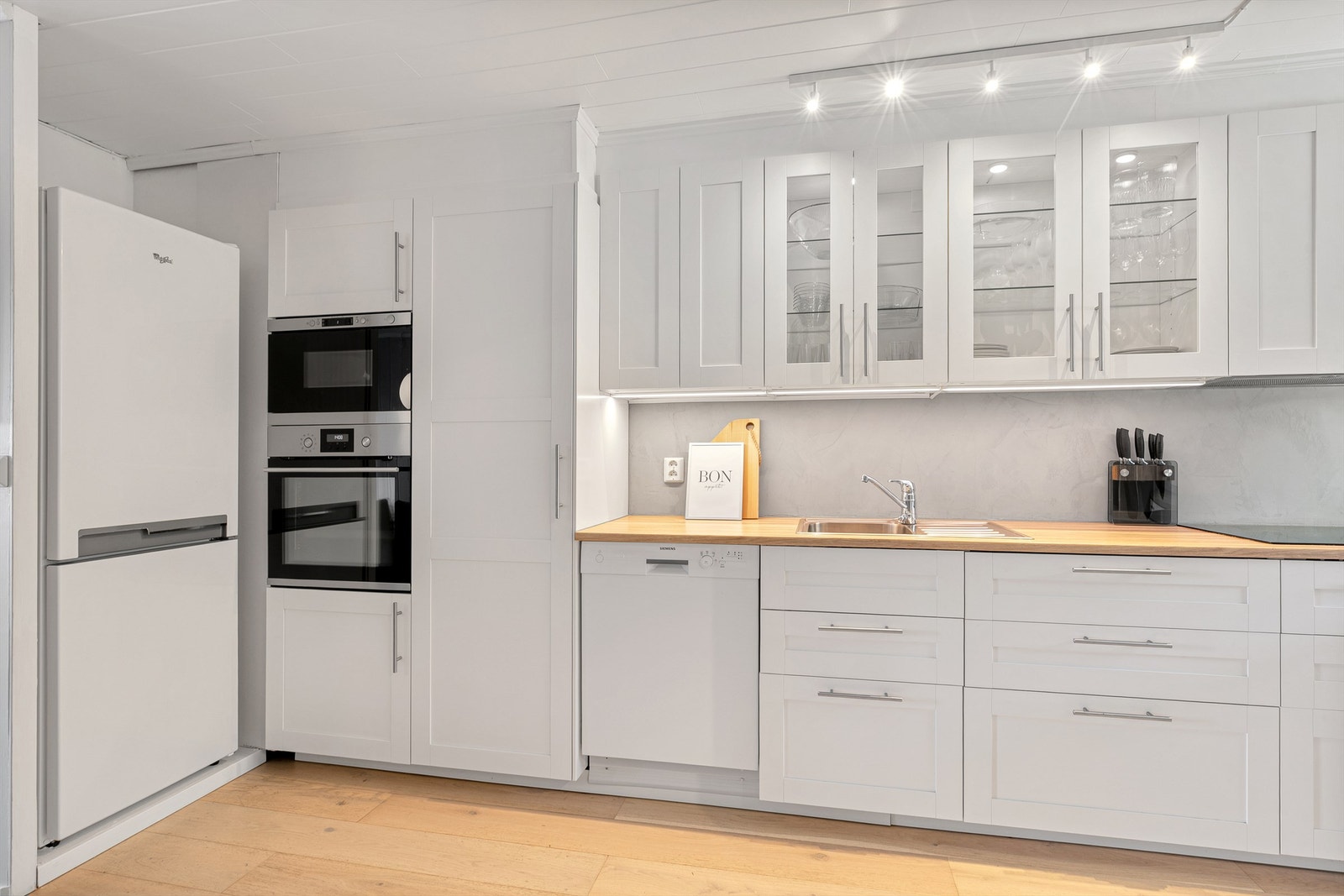 Av hvitevarer har kjøkkenet integrert platetopp, stekeovn og mikrobølgeovn, i tillegg til opplegg for oppvaskmaskin. Ovnene er praktisk plassert i et høyskap. Galleribilde