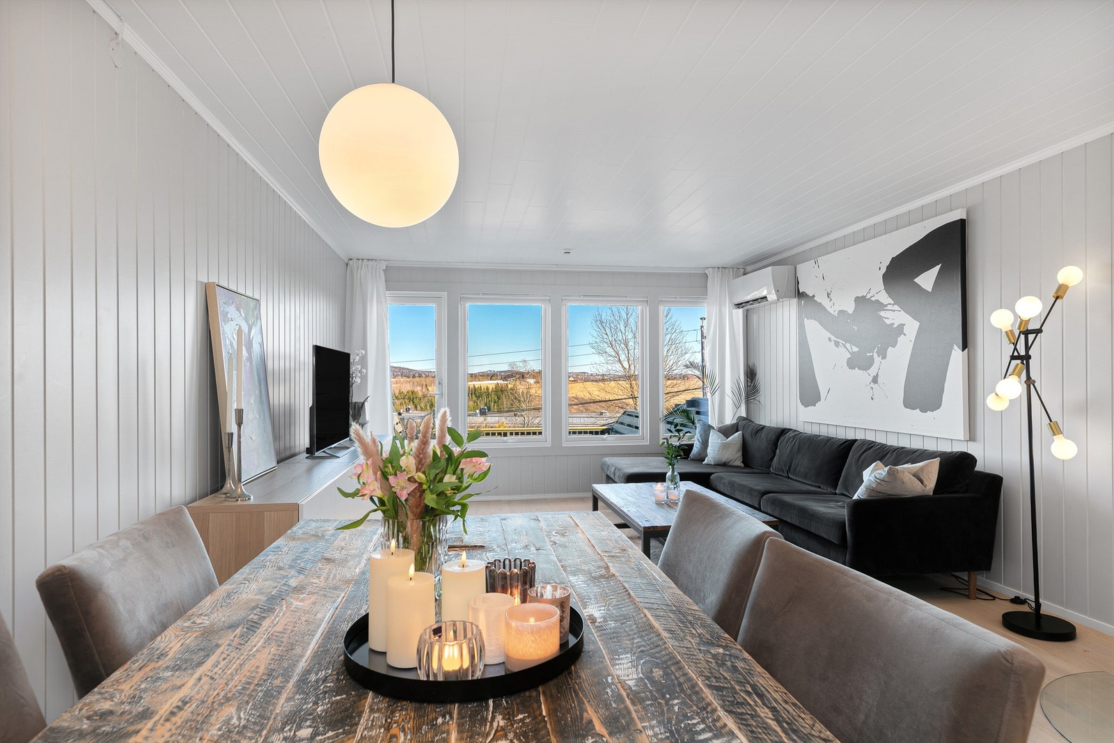 Stuen er naturlig inndelt i ulike soner, og det passer utmerket å innrede med spisebord utenfor kjøkkenet. Galleribilde