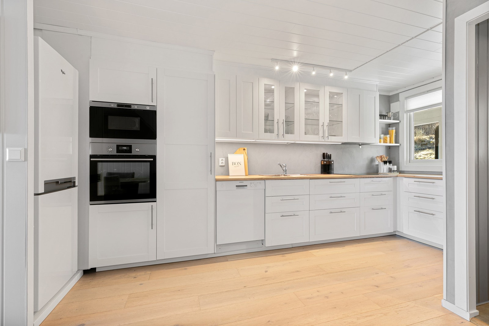 Kjøkkenet ligger klart avgrenset fra deler av stuen, noe som gir mulighet for både sosial matlaging og skjermet arbeidsro. Galleribilde