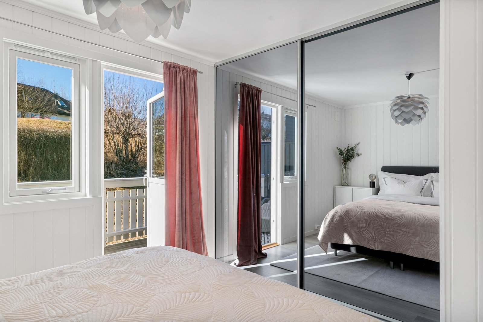 På hovedsoverommet er det egen balkong, perfekt for rolige morgenstunder med kaffekoppen i hånda. Galleribilde