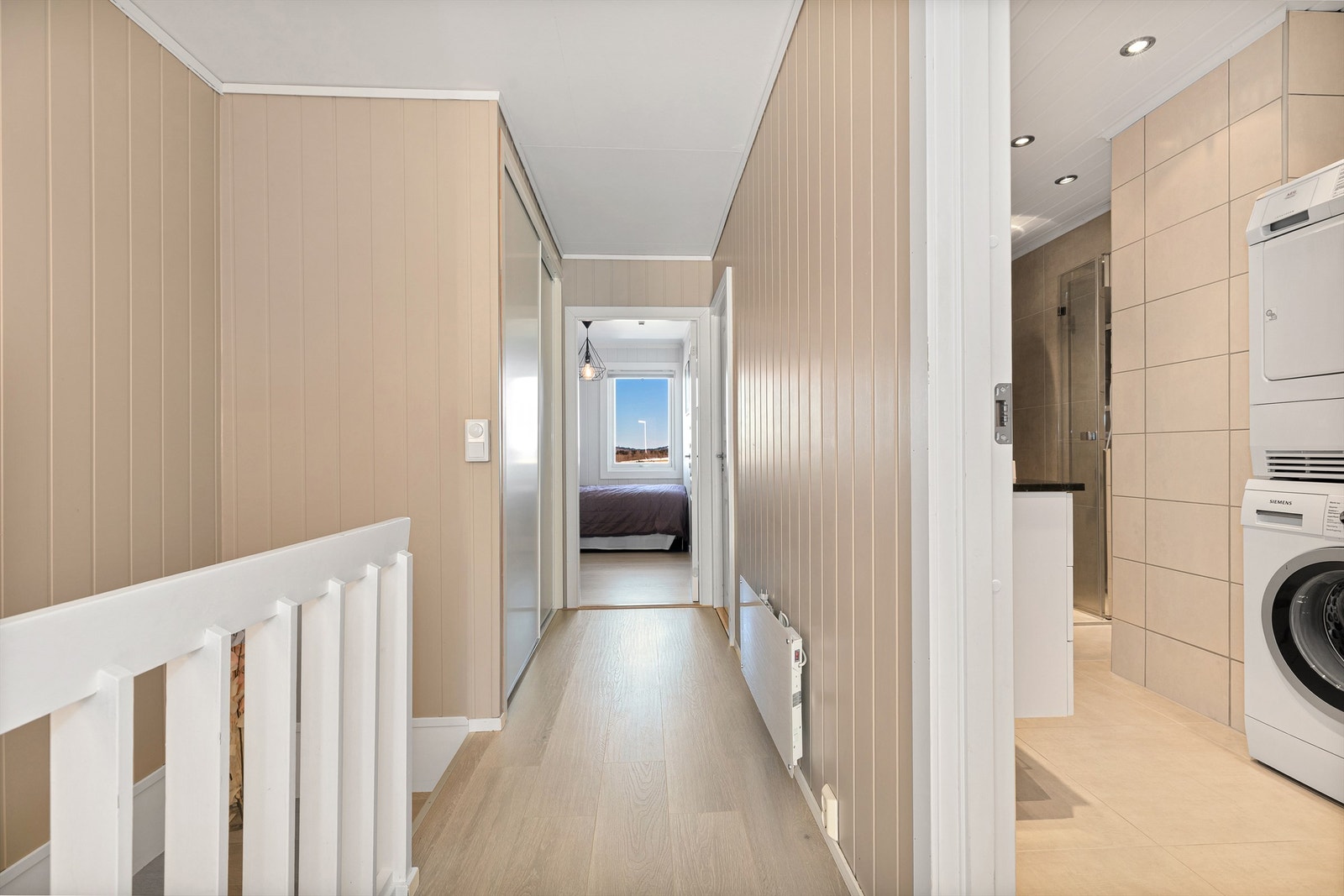 Soverommene er plassert slik at de har enkel tilgang til badet. Galleribilde