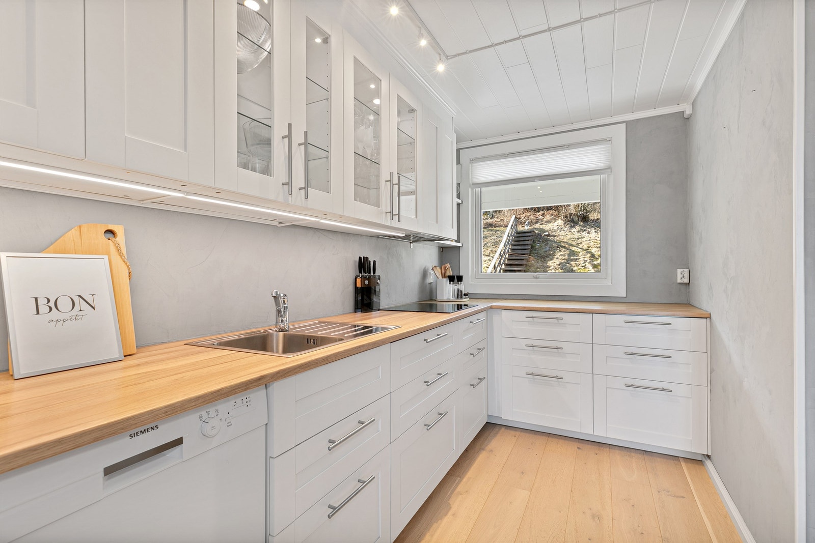 Innredningen fra 2016 har hvite, profilerte fronter, vitrineskap og laminert benkeplate med nedfelt oppvaskkum. Belysning er montert over benken, og over kokesonen ble det i 2020 installert en ny ventilator. Galleribilde