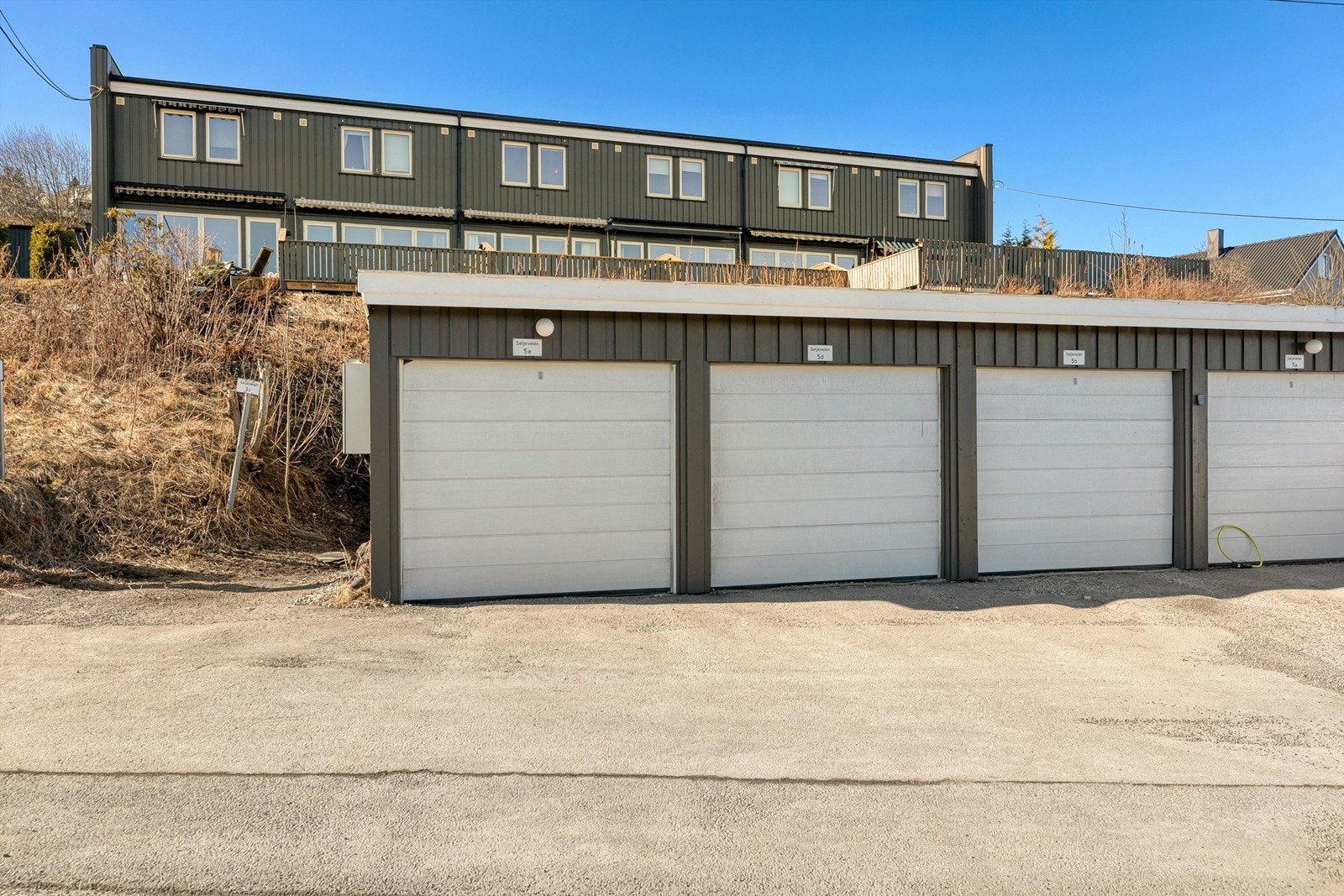 Garasjeplass i rekke medfølger, det er nr 2 fra venstre på bildet. Galleribilde