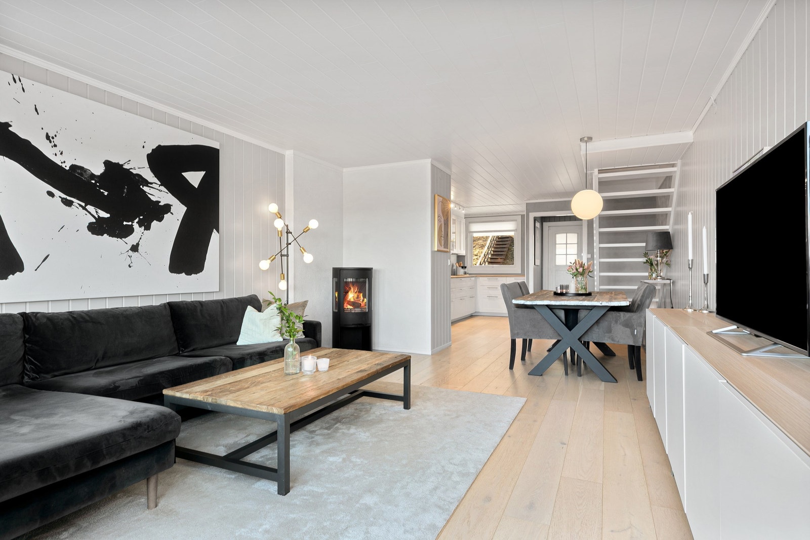 Sammen med kjøkkenet utgjør stuen et flott allrom, med klart avdelte soner og godt gjennomlys via vinduer på begge sider av rommet. Galleribilde