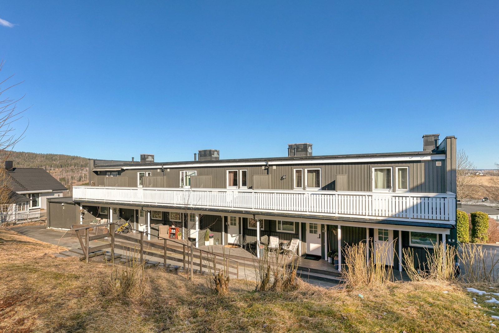 Beliggenheten er ideell for familier, i rolige omgivelser med gangavstand til skoler, barnehager og fritidsaktiviteter. Galleribilde