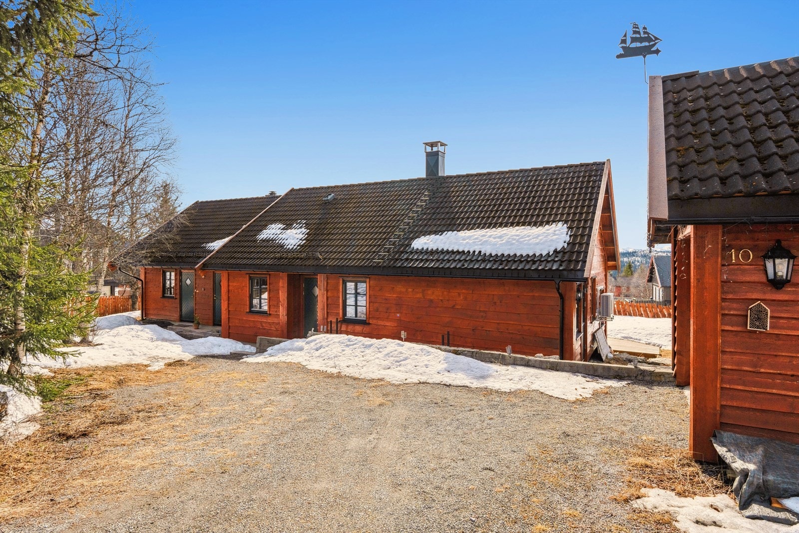 Eiendommen gir et godt førsteinntrykk med gruset adkomstvei og gårdsplass. Ankommer du med bil kan du parkere bilen i egen garasje. Galleribilde