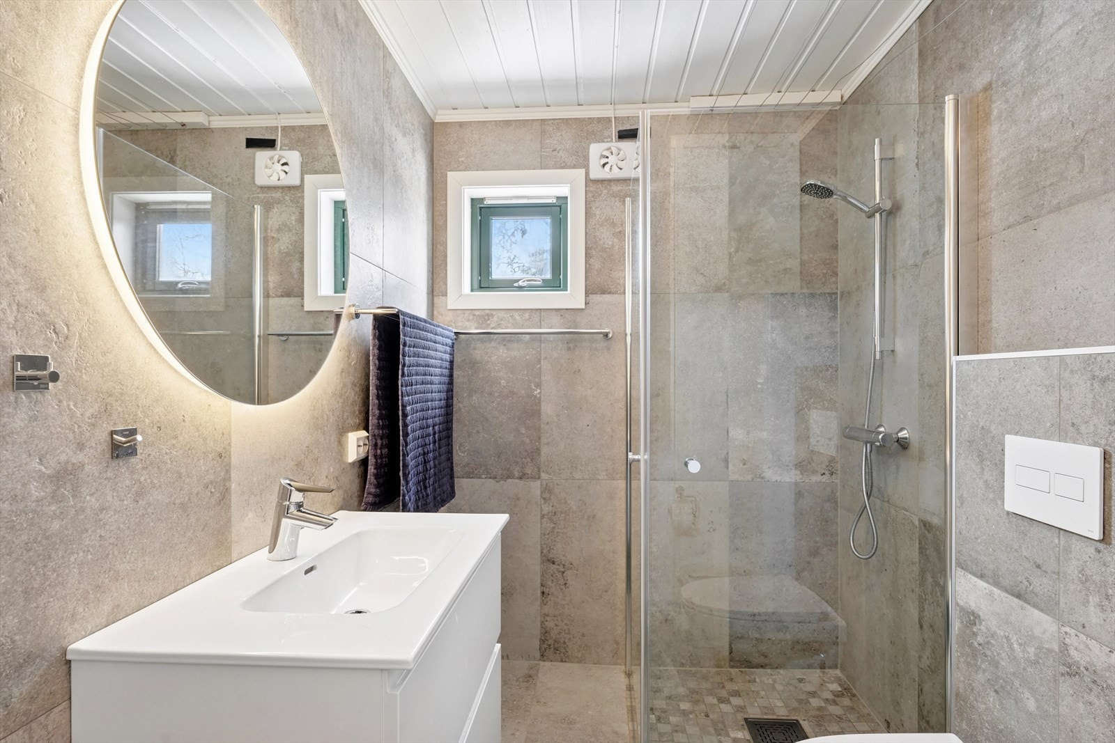 Badet i utleiedelen ble totalrenovert i 2023 og er moderne utført med flislagte overflater med behagelige varmekabler i gulvet. Galleribilde