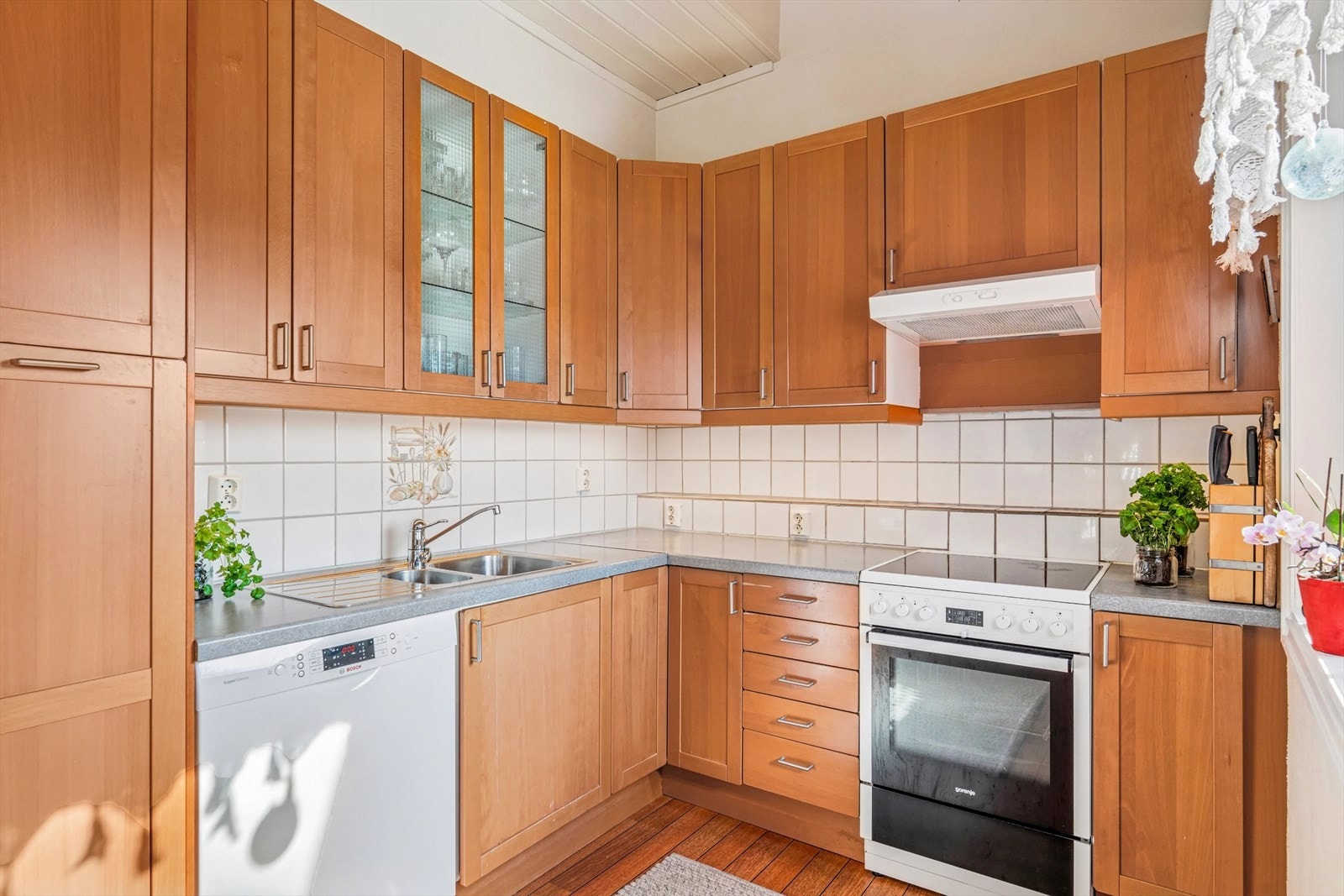 Kjøkkeninnredningen er pent utført brune, profilerte fronter og lys laminert benkeplate med nedfelt vaskekum. Galleribilde