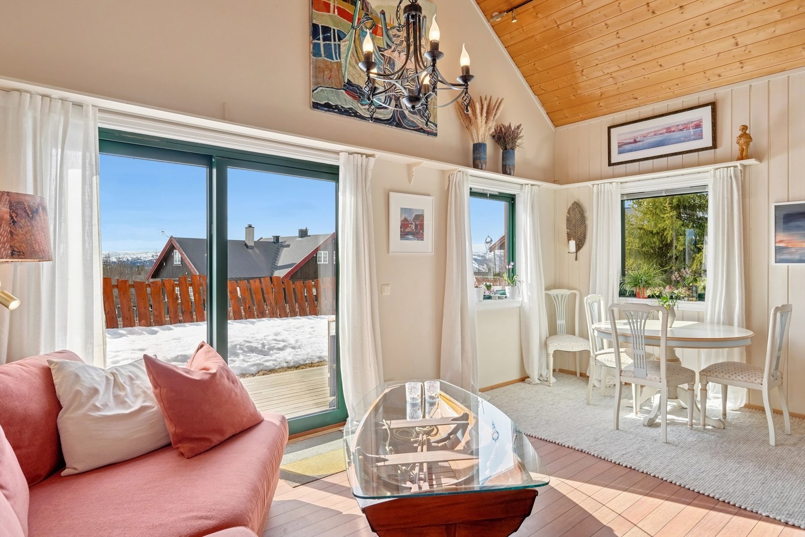 De mange vinduene slipper inn godt med naturlig lys i rommet og den gode takhøyden gir en god atmosfære. Galleribilde