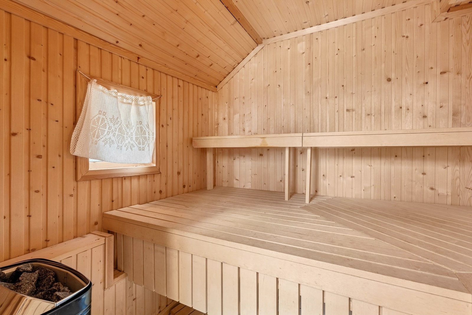 I garasjen er det badstue med innlagt strøm. Galleribilde