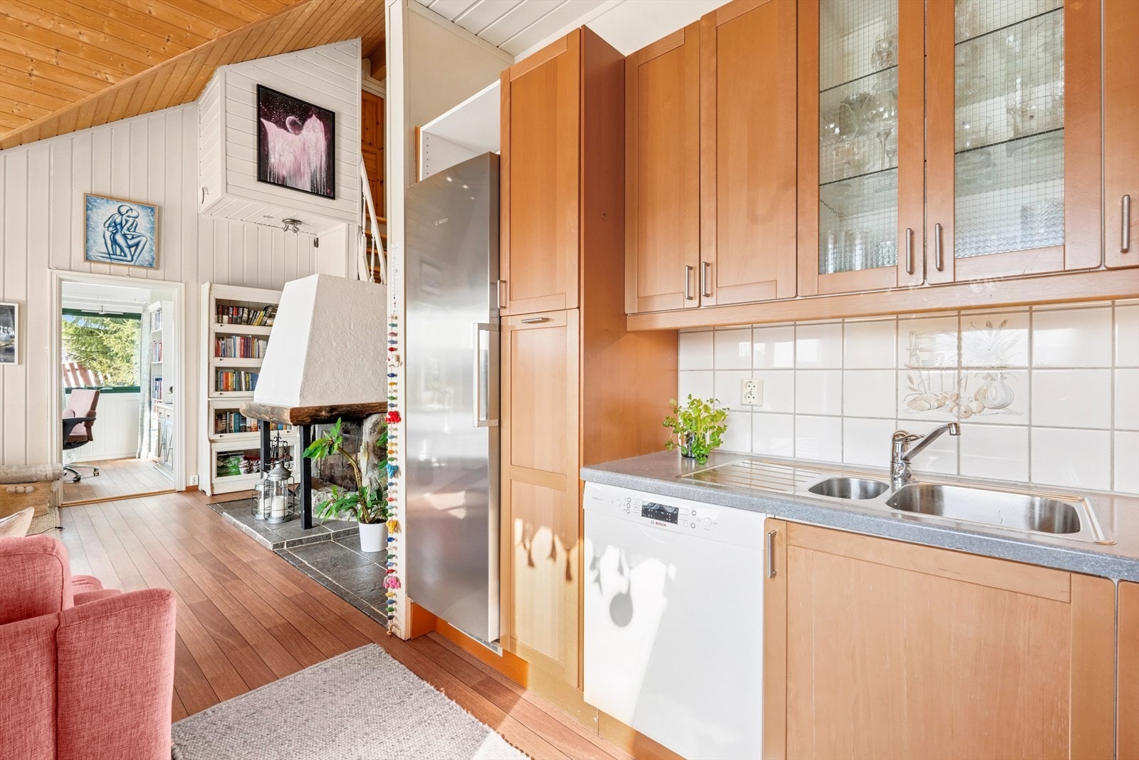 Kjøkkenet ligger i åpen og sosial løsning med stuen, noe som gjør det enkelt å holde samtalene i gang mens du lager mat. Galleribilde