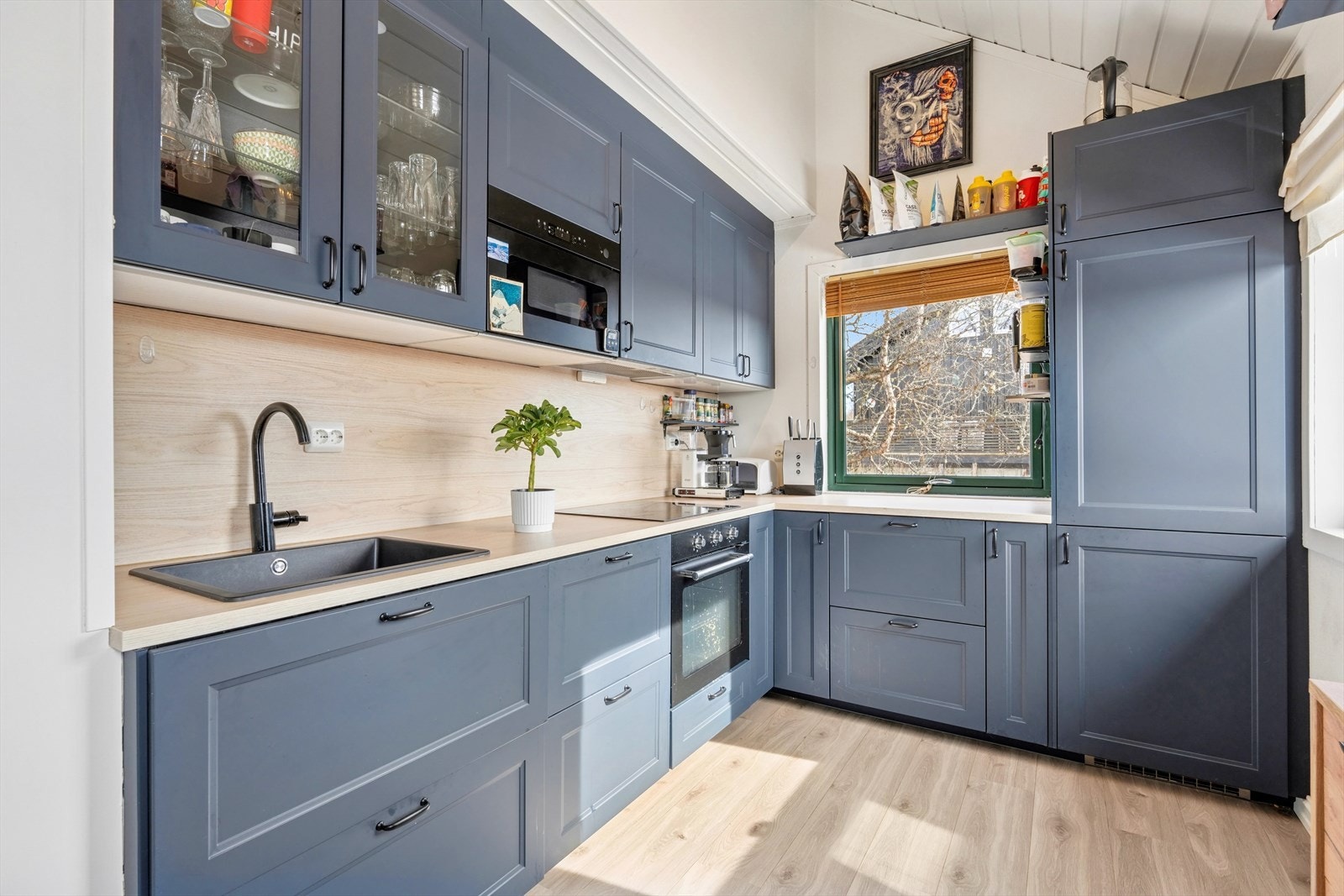Kjøkkeninnredning i utleiedelen er fra 2023, og er utført med blå, profilerte og malte fronter, og lys laminert benkeplate med nedfelt vaskekum Galleribilde