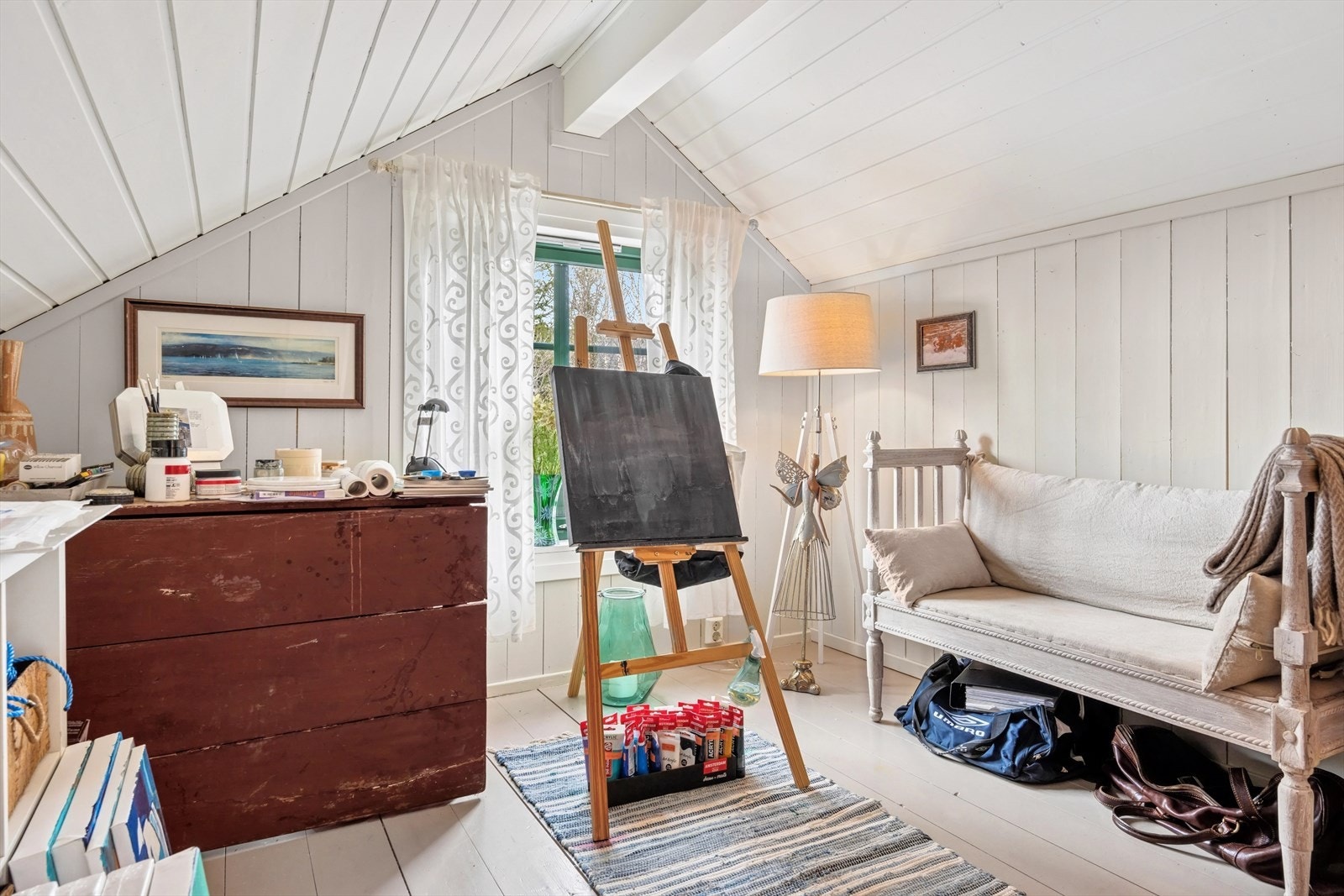 På hemsen er det i dag innredet et hobbyrom. Dette er et praktisk rom for familien som ønsker et ekstra rom til oppbevaring eller annet. Galleribilde