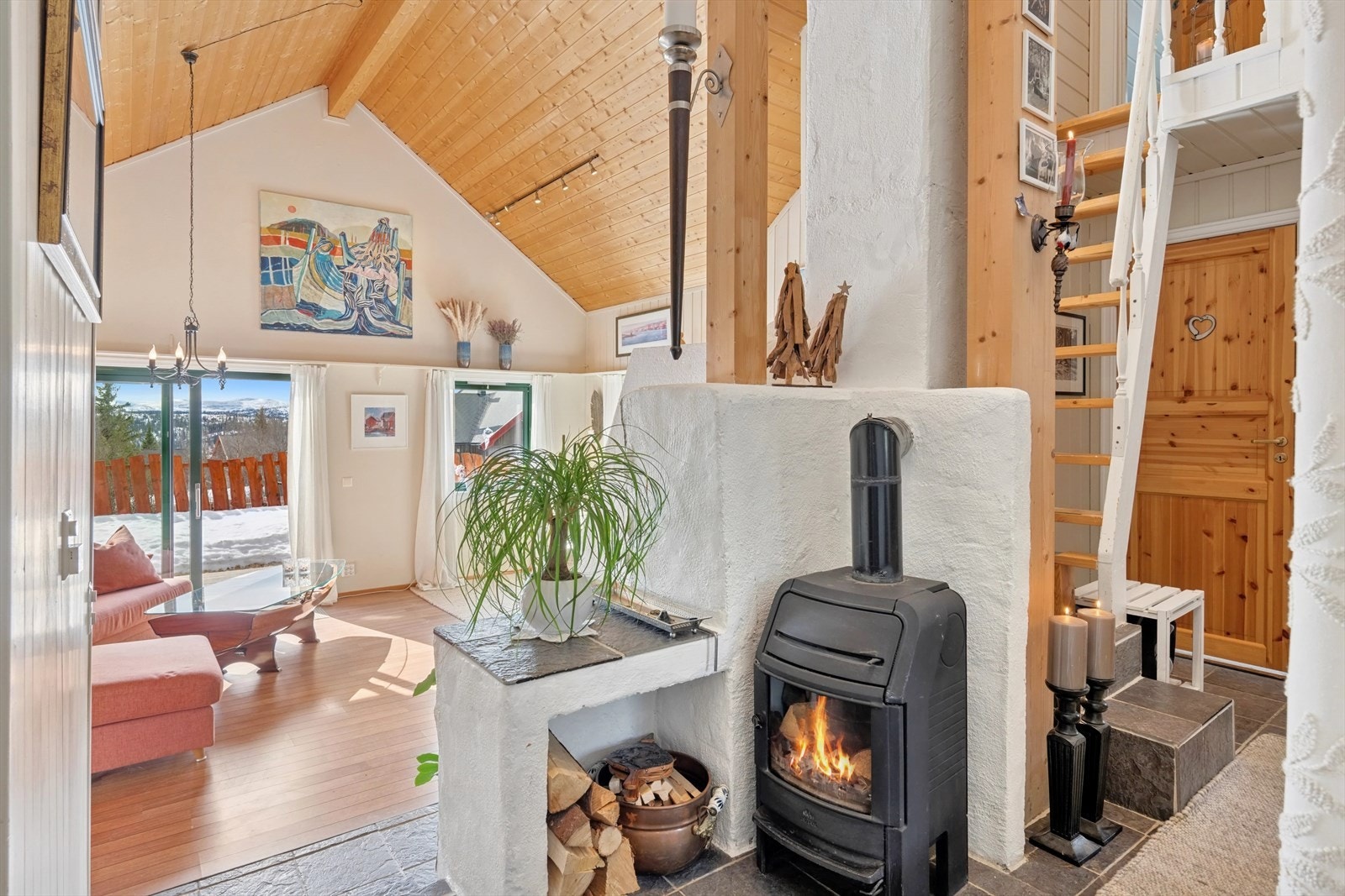 Det er også en vedovn i gangen som gir god varme til etasjen. Galleribilde