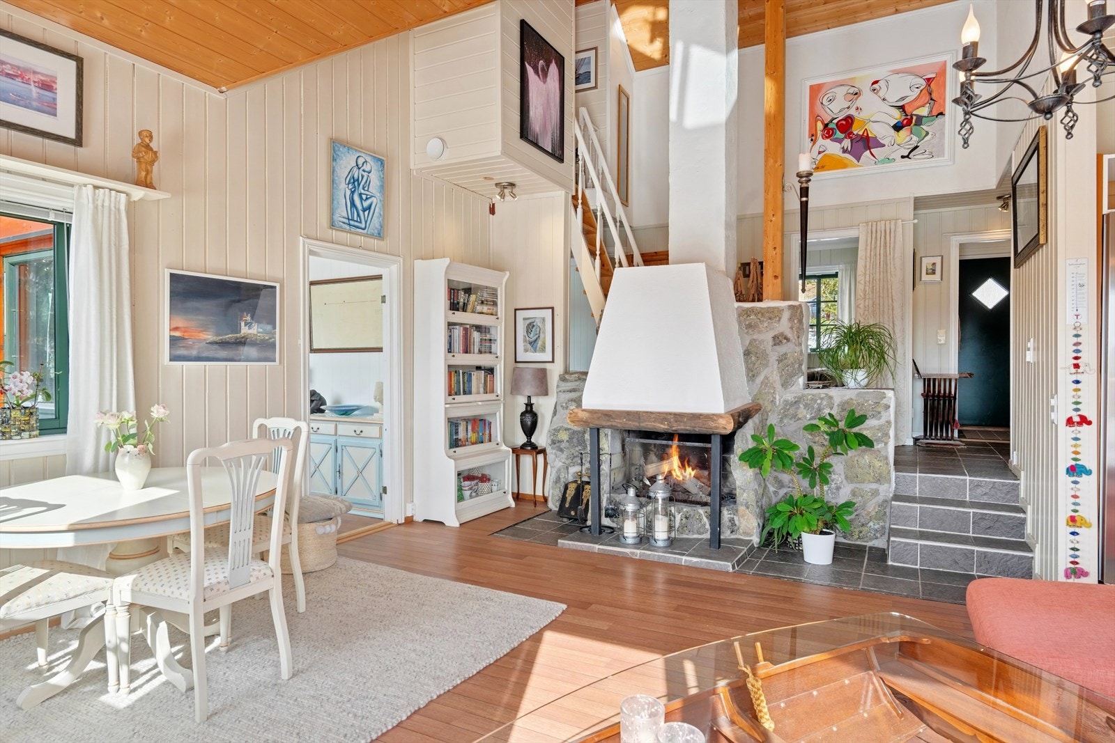 Sentralt plassert bidrar den solide murte og åpne peisen til hygge og varme på de kjølige dagene. Galleribilde