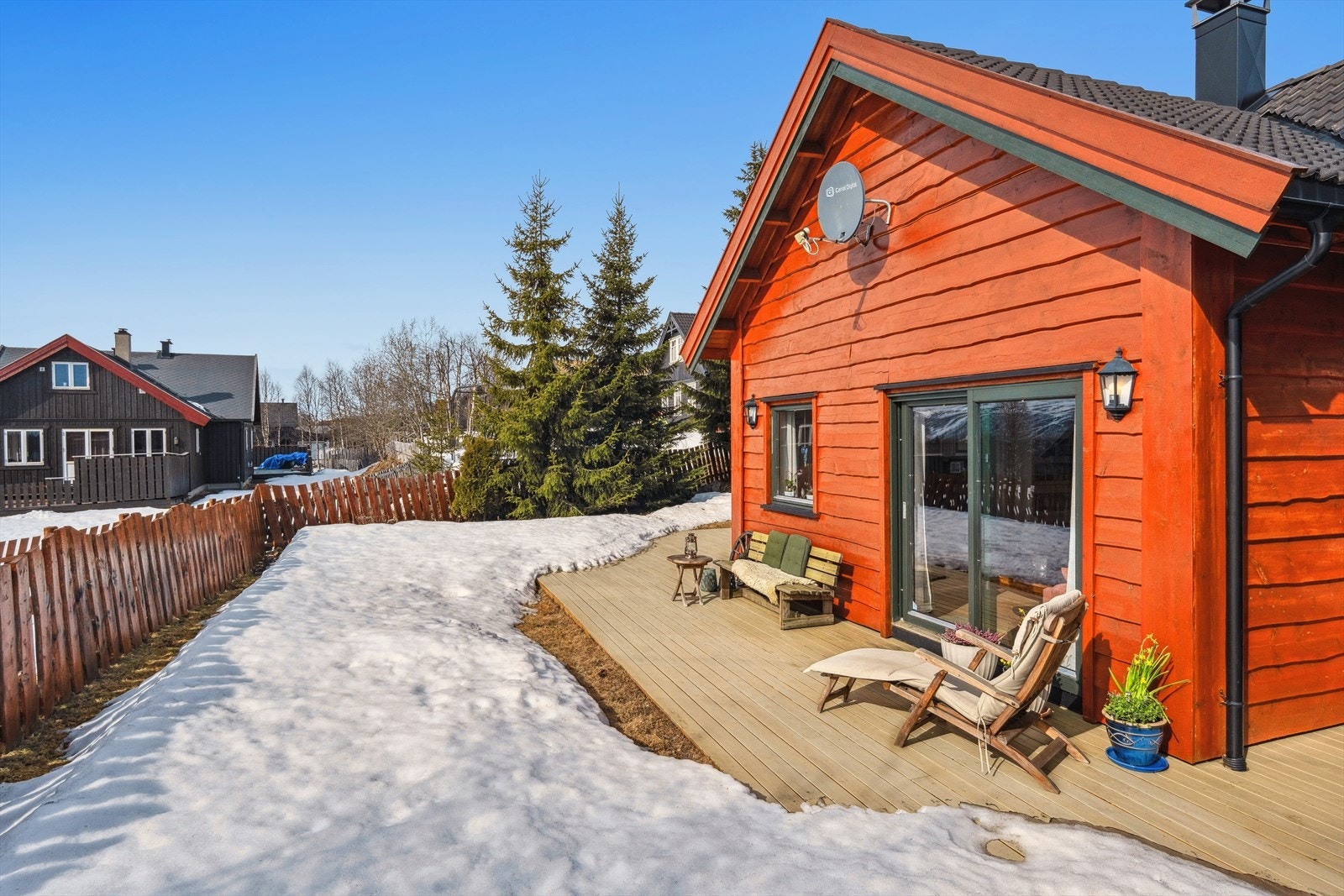 Plattingen inviterer til hyggelige sammenkomster med plass til flere sosiale soner med hagemøblement og grill. Galleribilde