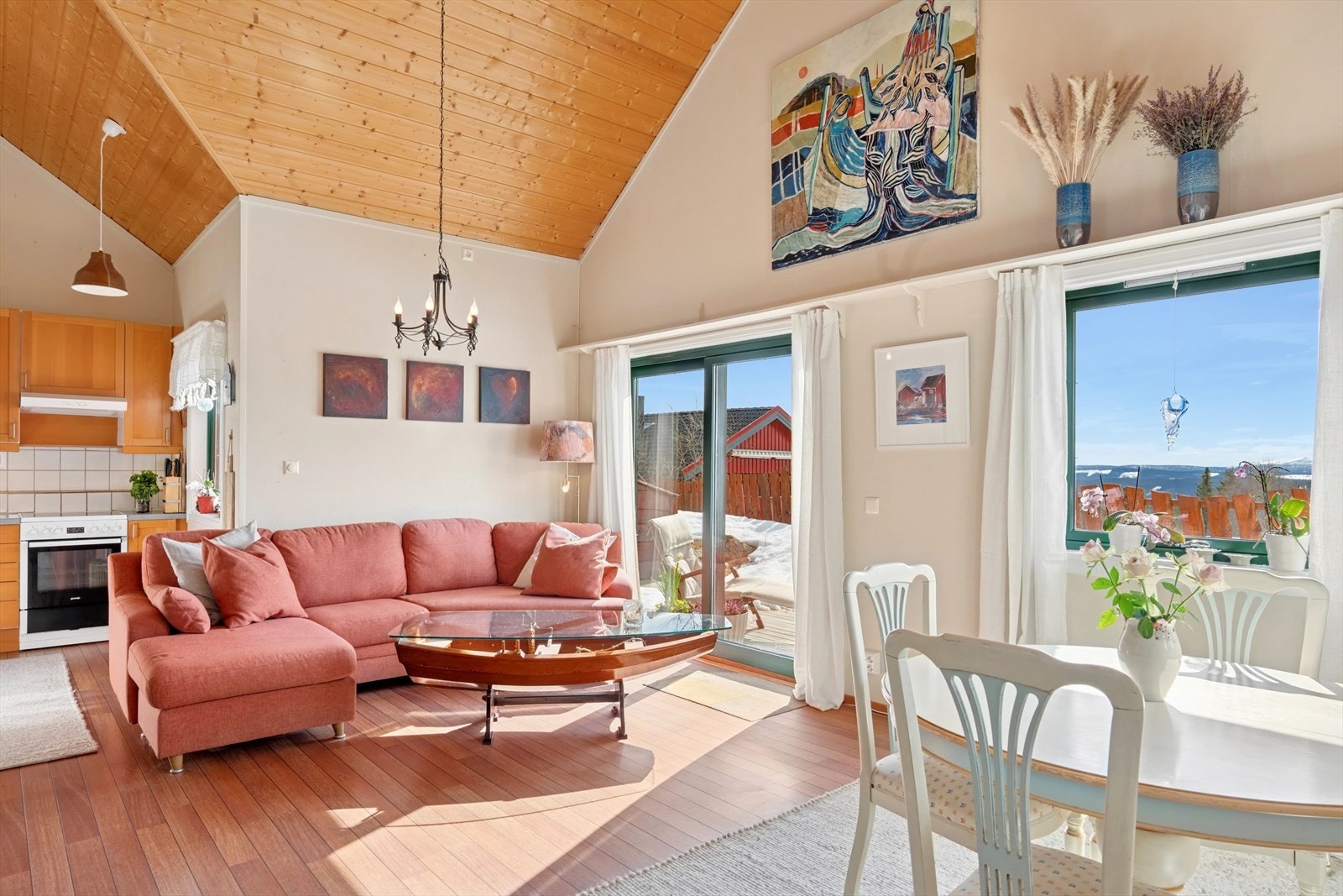 Fra stuen er det utgang til en stor og solrik terrasseplatting på ca. 46 kvm hvor du kan nyte de fine sommerdagene i solveggen. Taklampe på kjøkkensiden i brunt skinn medfølger ikke i handelen. Galleribilde