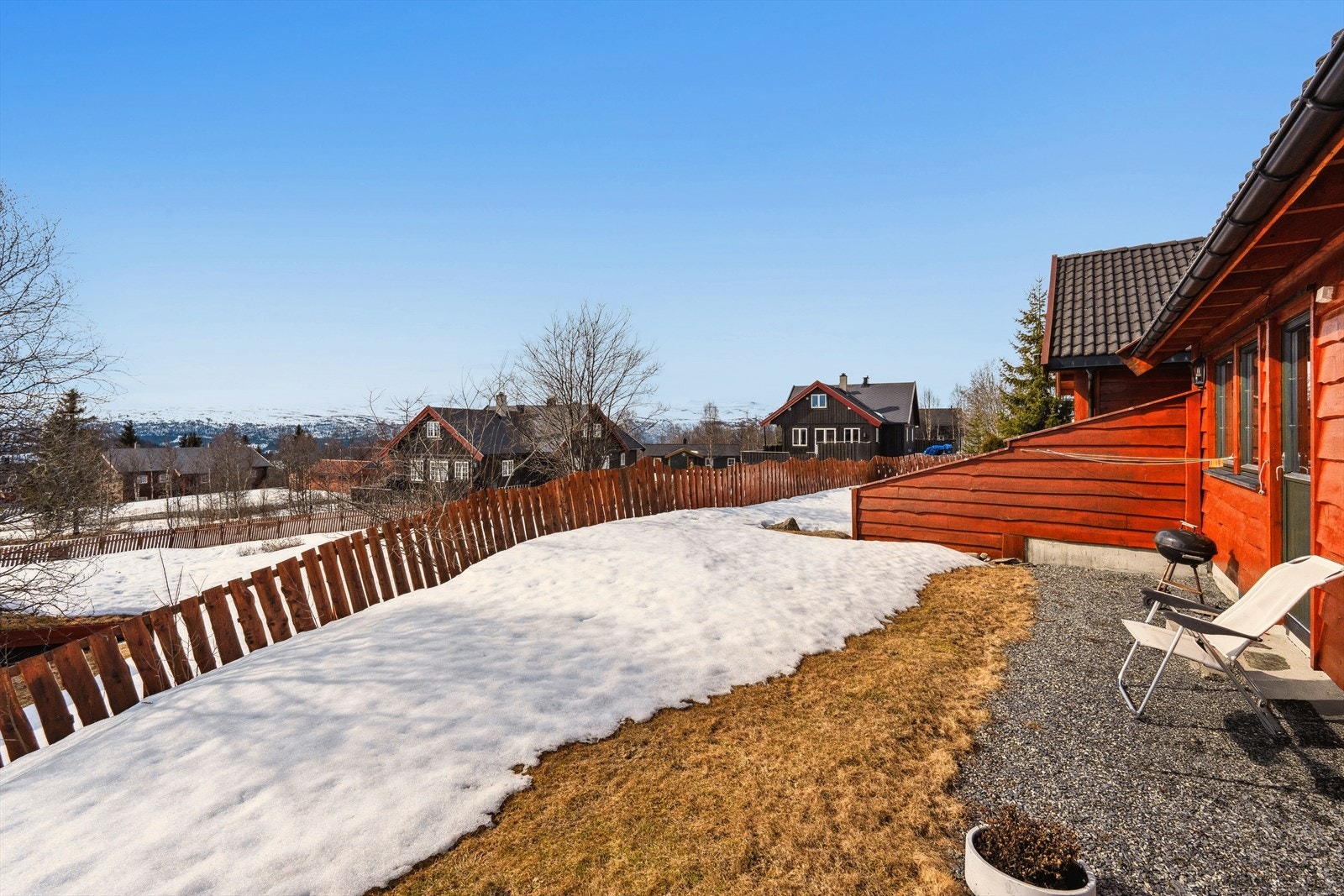 Fra stuen i utleiedelen er det utgang til en hyggelig uteplass som er opparbeidet med grus og hageflekk. Galleribilde