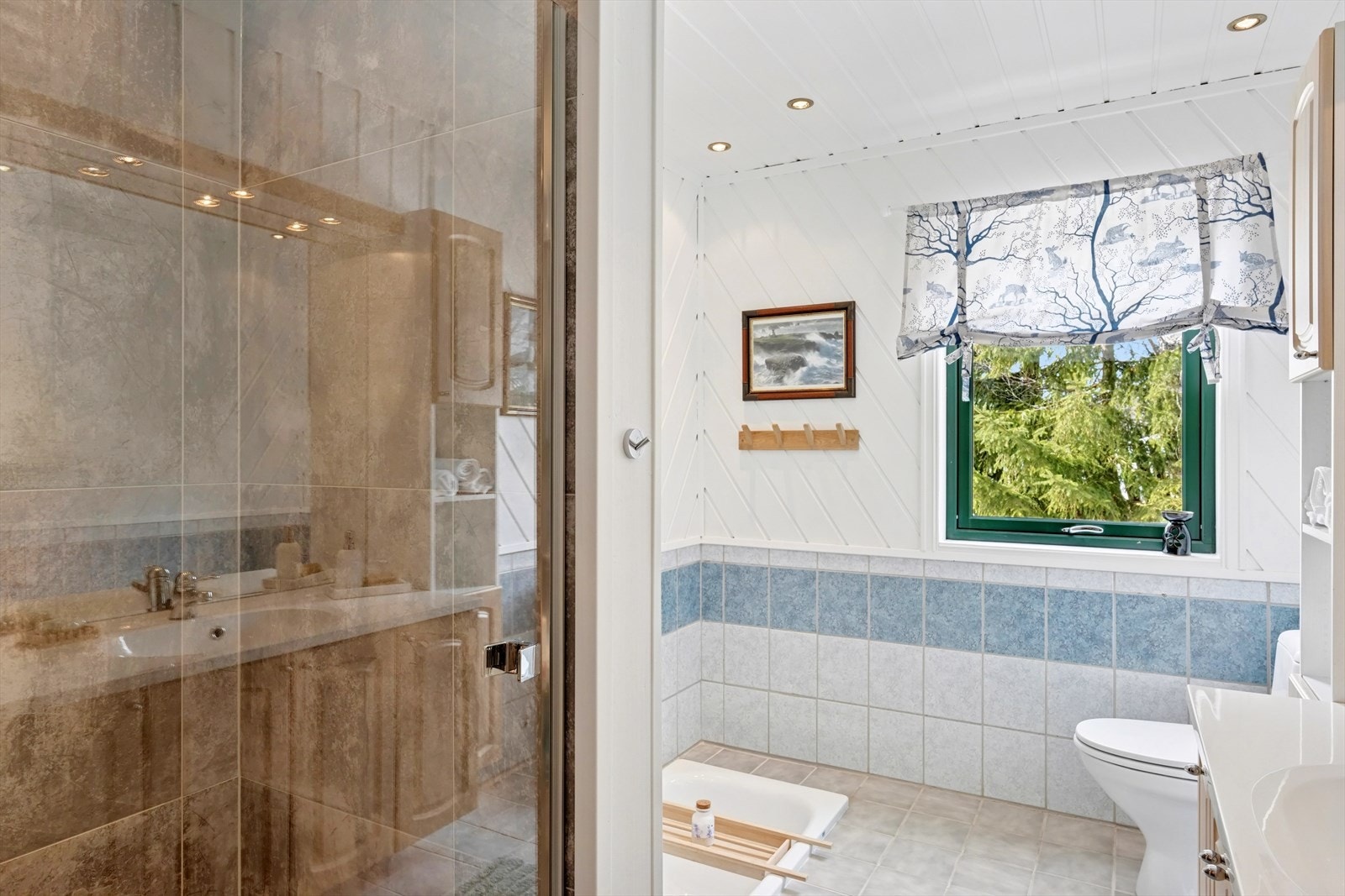 Dusjnisjen ble renovert i 2025 og har skyvedører i glass og veggmontert dusjsett. Galleribilde