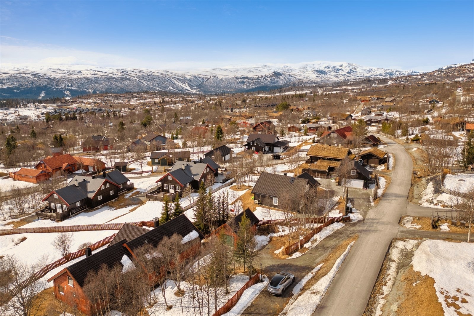 Øvre Stølslie 10 er en arkitekttegnet enebolig med godkjent utleiehybel, med flott beliggenhet nær Beitostølen sentrum. Galleribilde