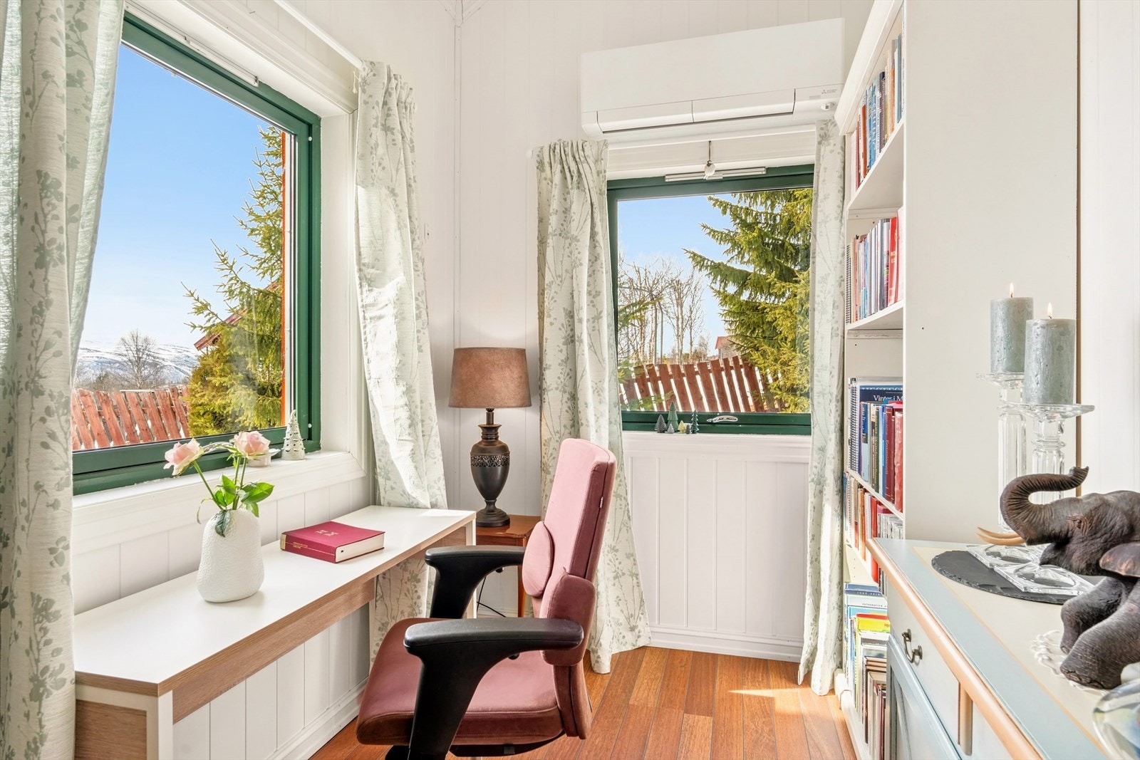 Soverommet som ligger ved siden av stuen er i dag innredet et kontor. Taklampe i glass og messing medfølger ikke i handelen. Galleribilde