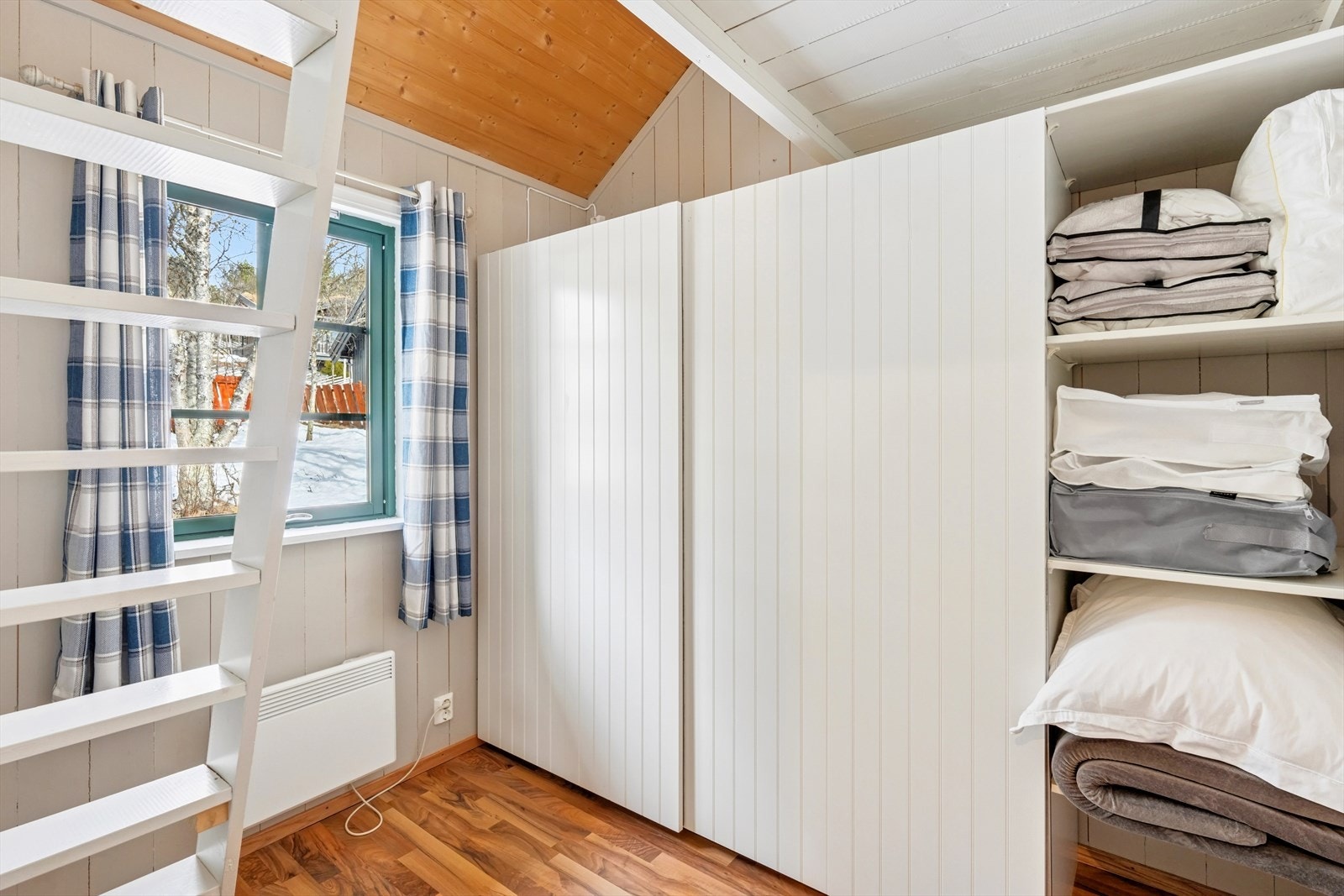 På hovedsoverommet og det ene gjesterommet er det oppbevaring i skap. Galleribilde