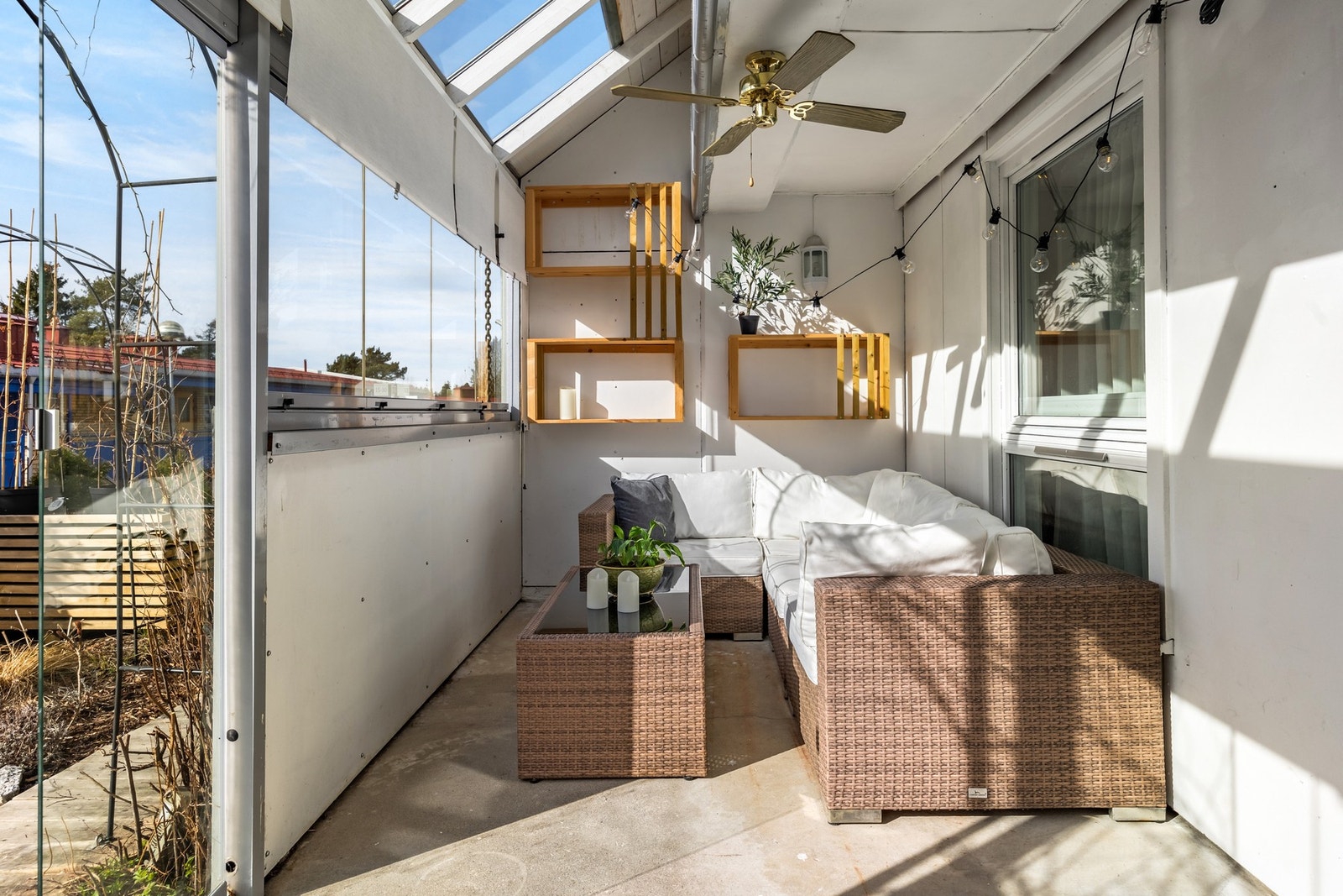 Her kan du nyte kaffekoppen i ly for vind og regn, og åpne glassdørene ut til markterrassen når solen titter frem. Galleribilde