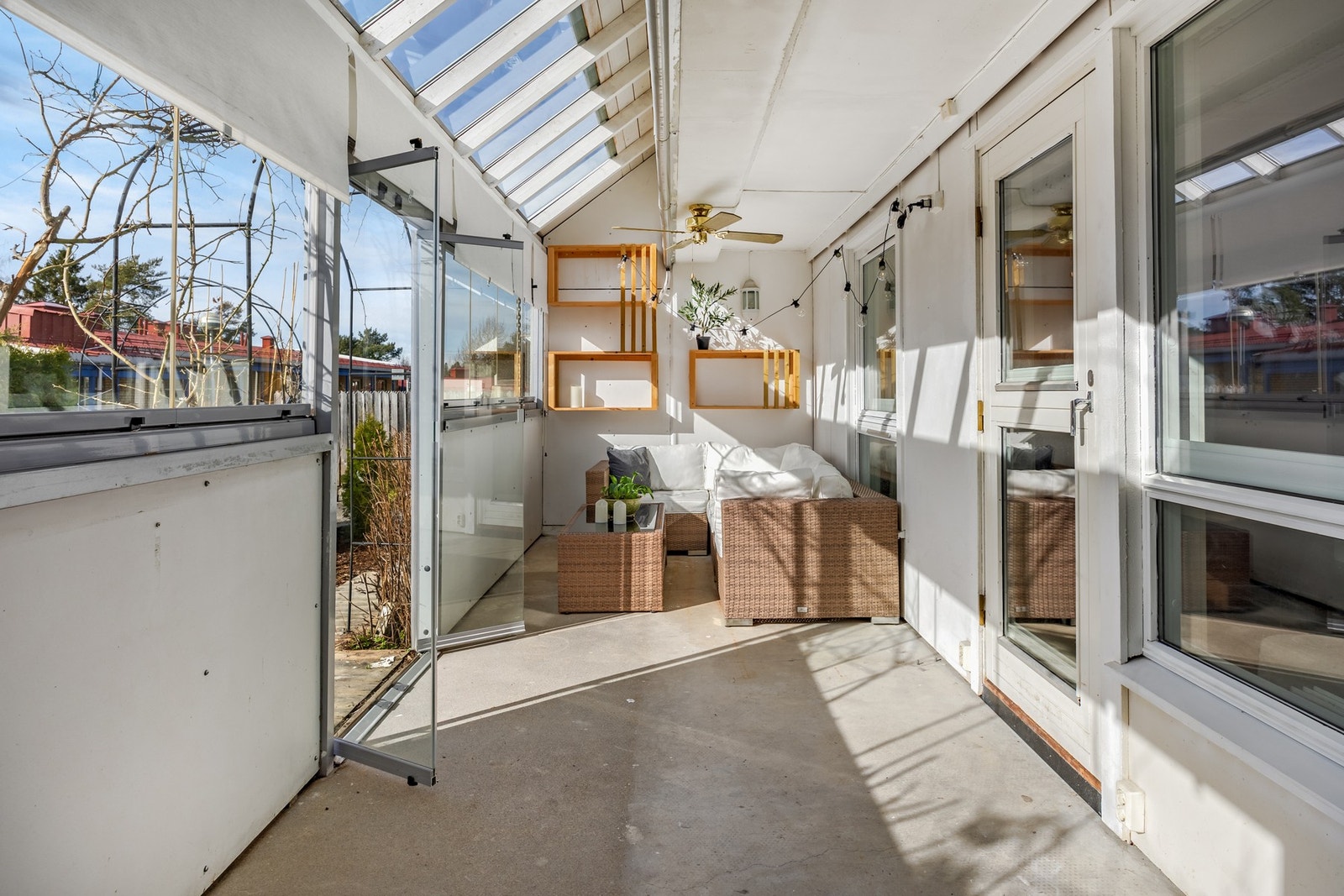 Fra stuen har du utgang til en innglasset terrasse på ca. 16 m² - en perfekt forlengelse av oppholdsrommet. Galleribilde