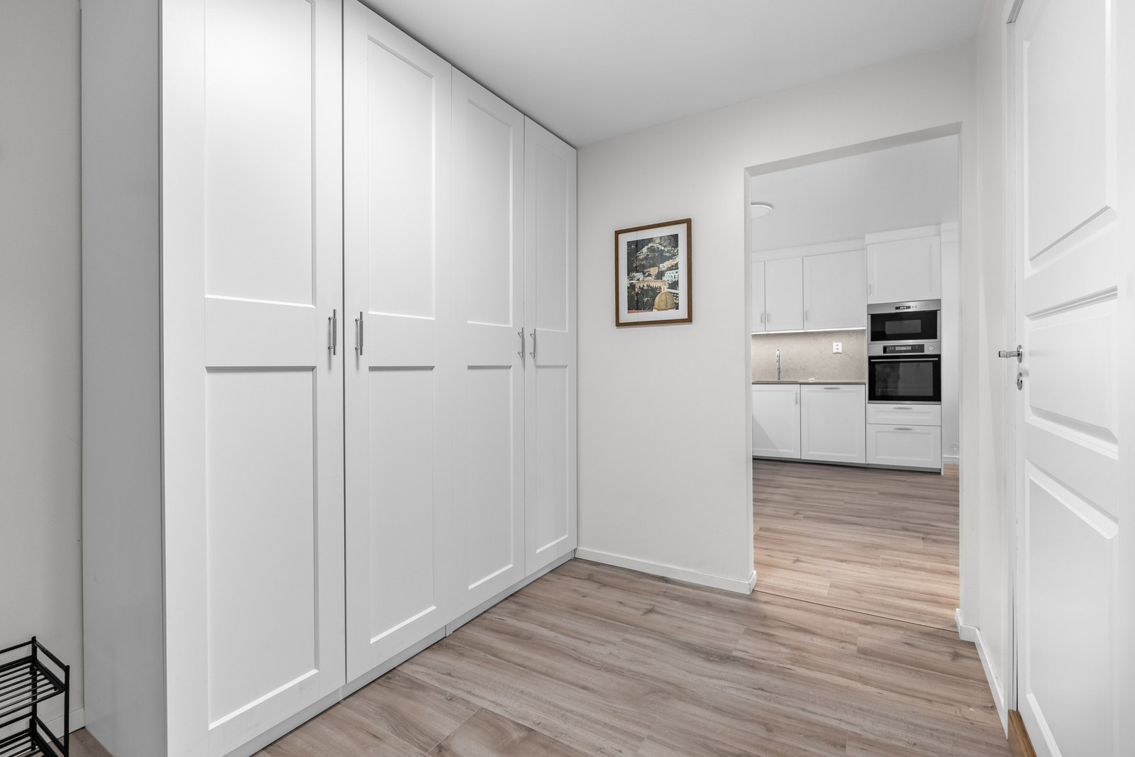 Gulvet er belagt med laminat, og de lyse, malte veggene gir en nøytral base du enkelt kan sette ditt preg på. Galleribilde
