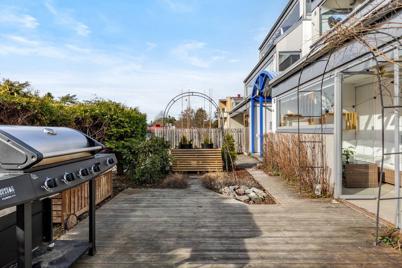 Dett er en fantastisk uteplass, og her er det enkelt å invitere venner og familier over til sene sommerkvelder. Galleribilde
