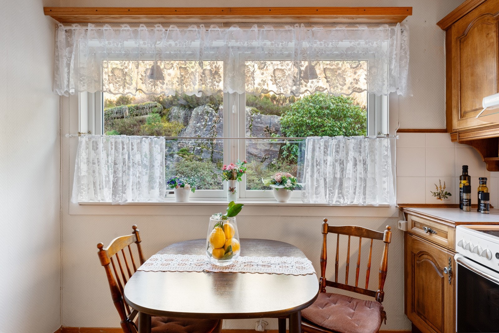 - Det er plass til stor spisegruppe på kjøkkenet - Galleribilde