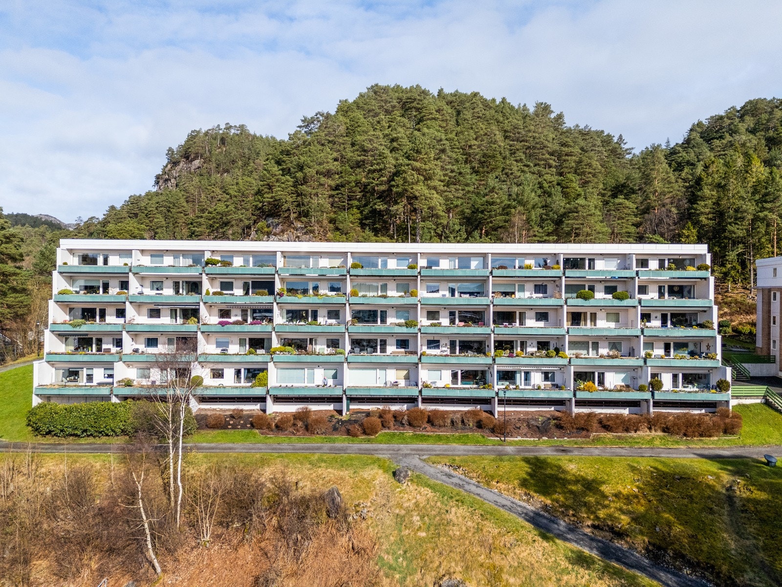 - Borettslaget rehabiliterte alle baderom, nye vannledninger rør i rør , balansert ventilasjon og nye kjøkkenhetter til frekvensstyrte vifter på taket i 2015-2017 - Galleribilde