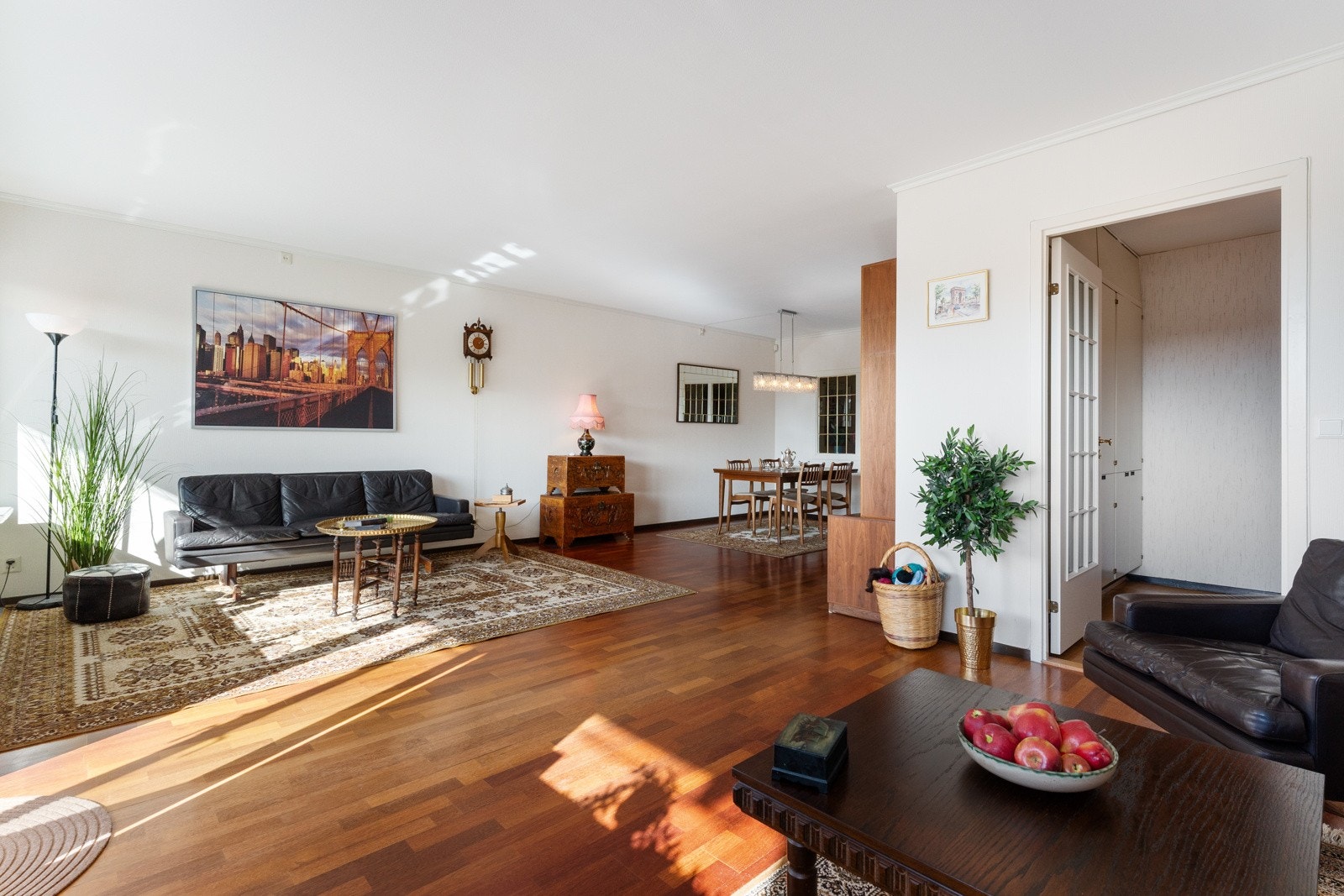 - Stue/spisestue måler 40, 5 kvm og har plass til flere sittegrupper og spisestue - Galleribilde