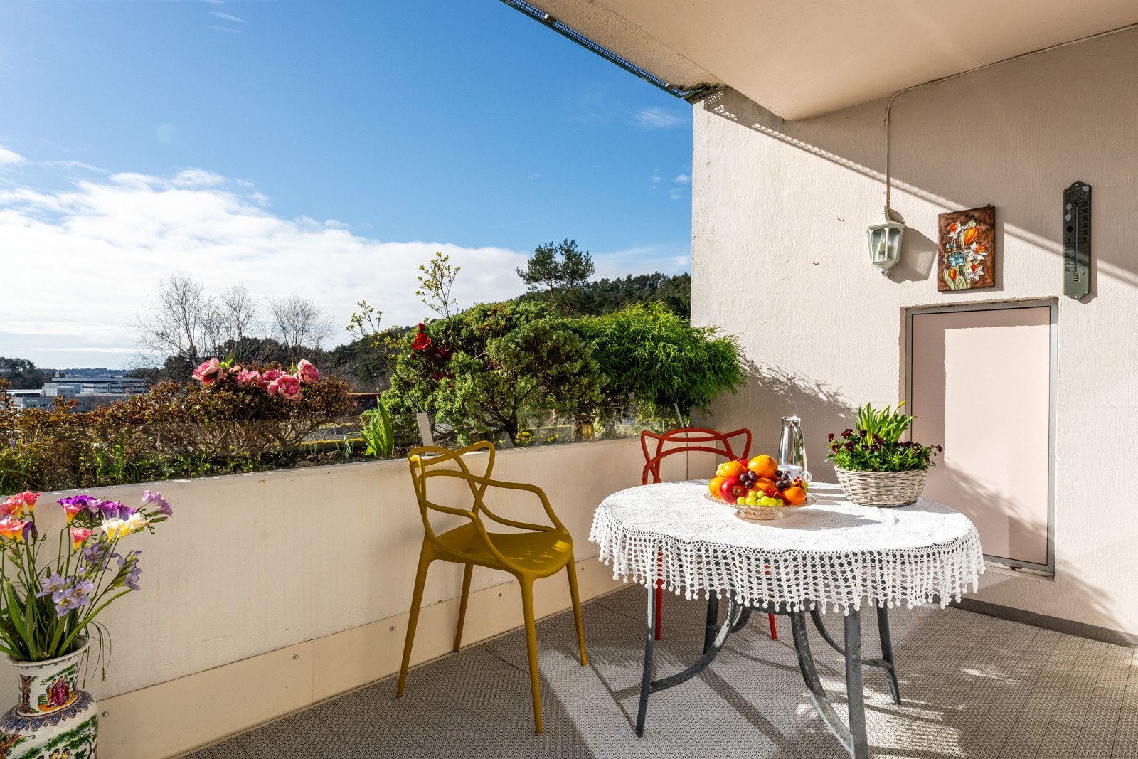 - Fra stue har du utgang til en solrik terrasse på 14 kvm - Galleribilde