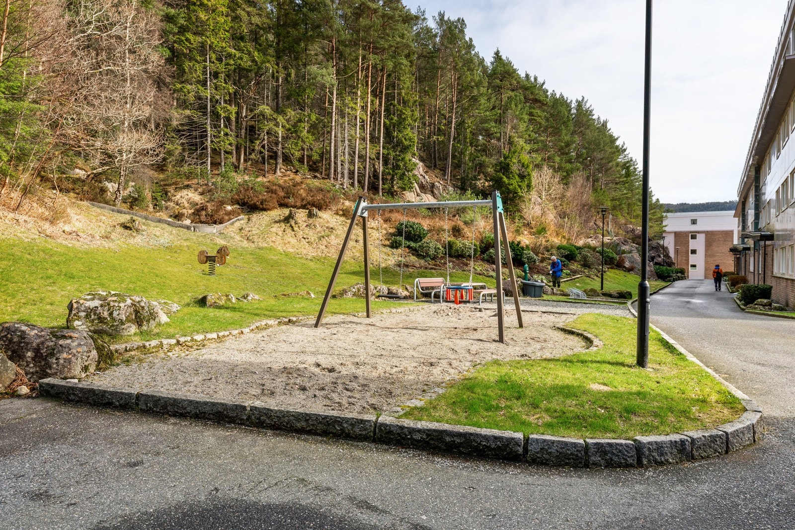 - Tomten er opparbeidet med interne gangveier, parkeringsplasser, lekeplasser og grøntarealer - Galleribilde