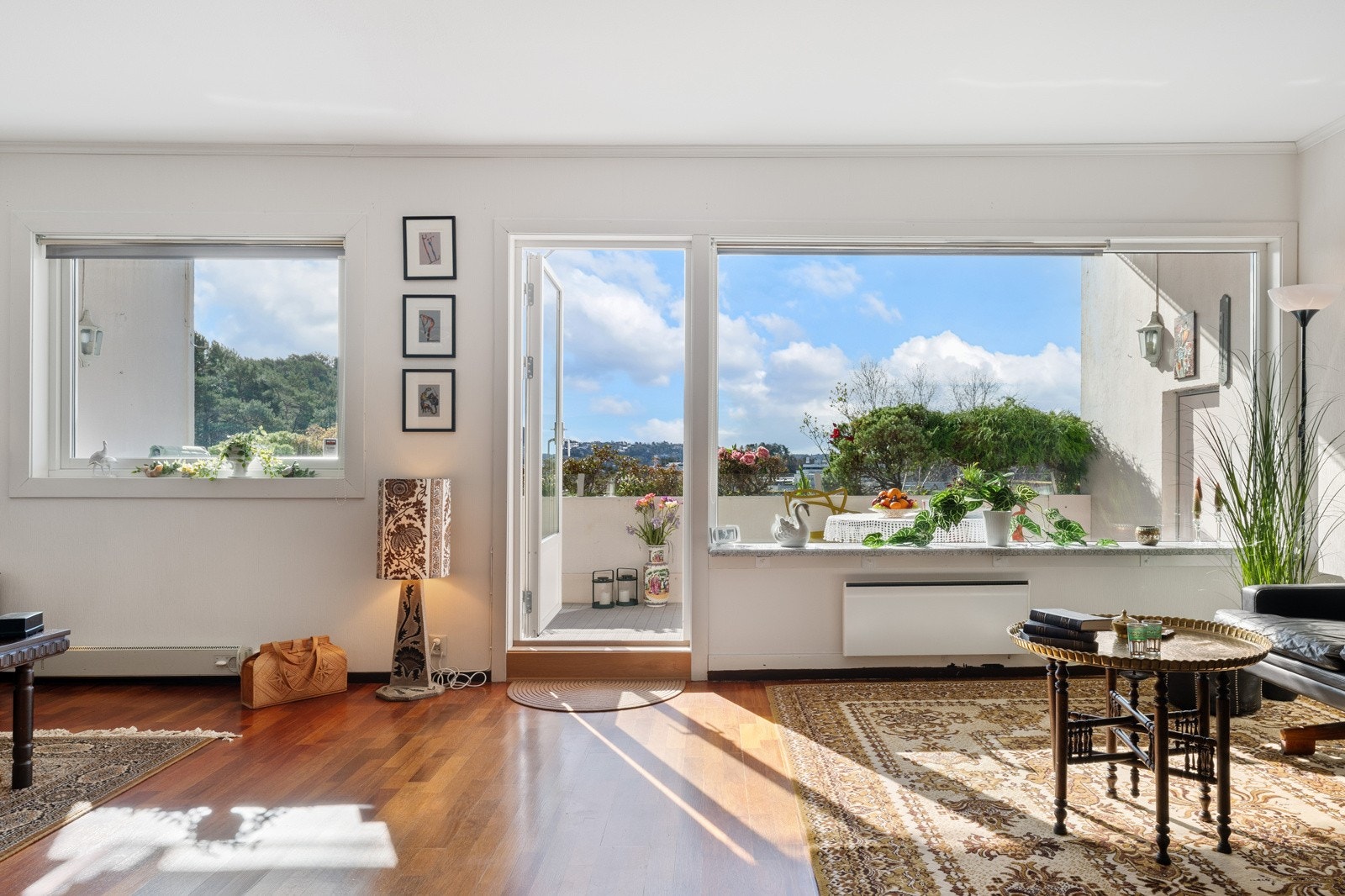 - De store vindusflatene gjør boligen lys og luftig - Galleribilde