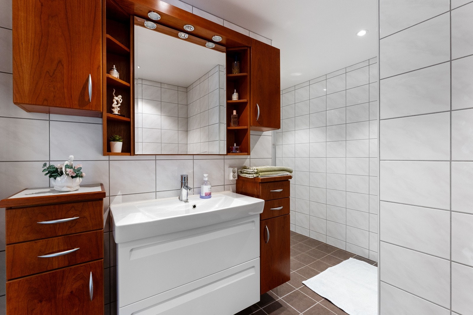 - Bad og toalett er rehabilitert i regi av borettslaget i 2016 - Galleribilde