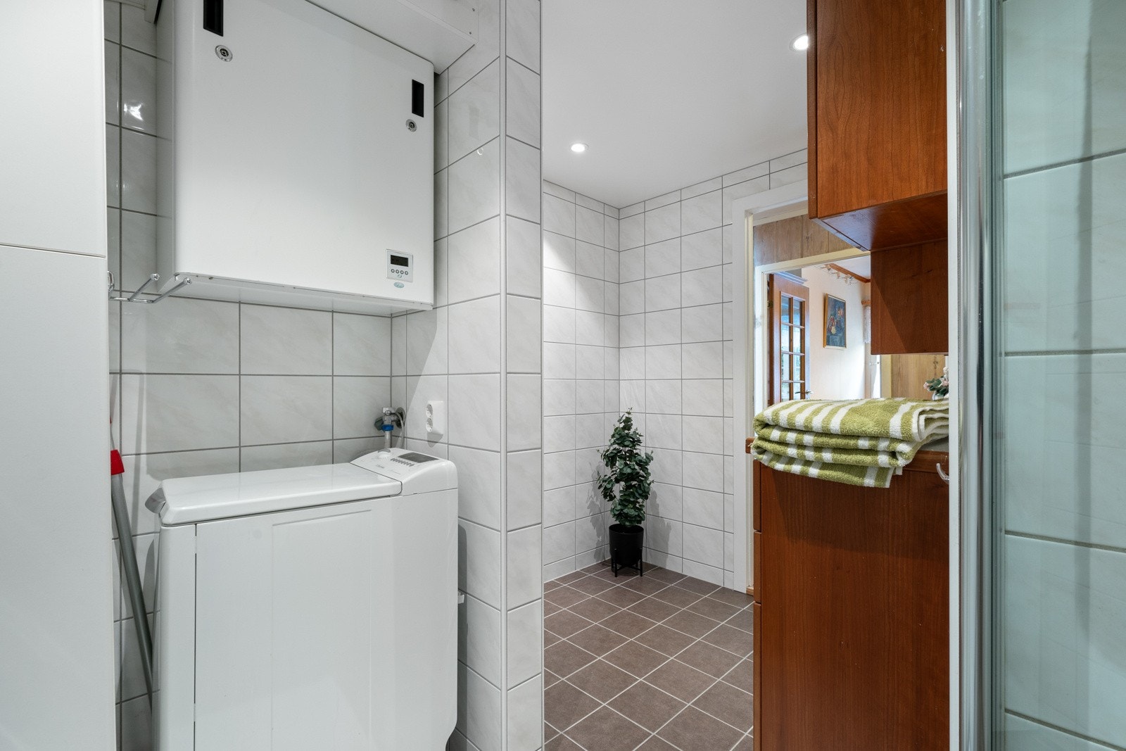 - Badet er innredet med dusjnisje, servant med møblement, speil og belysning, samt opplegg for vaskemaskin - Galleribilde