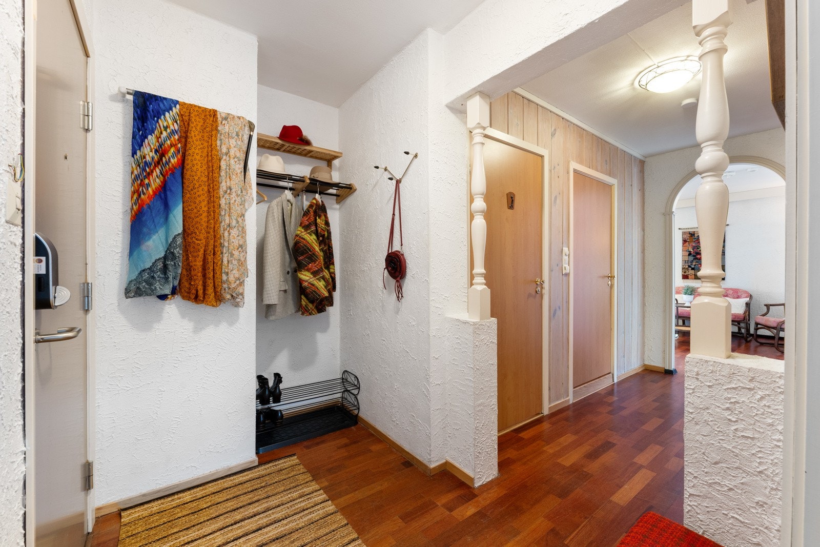 - Entreen er romslig med plass til garderobeløsning - Galleribilde