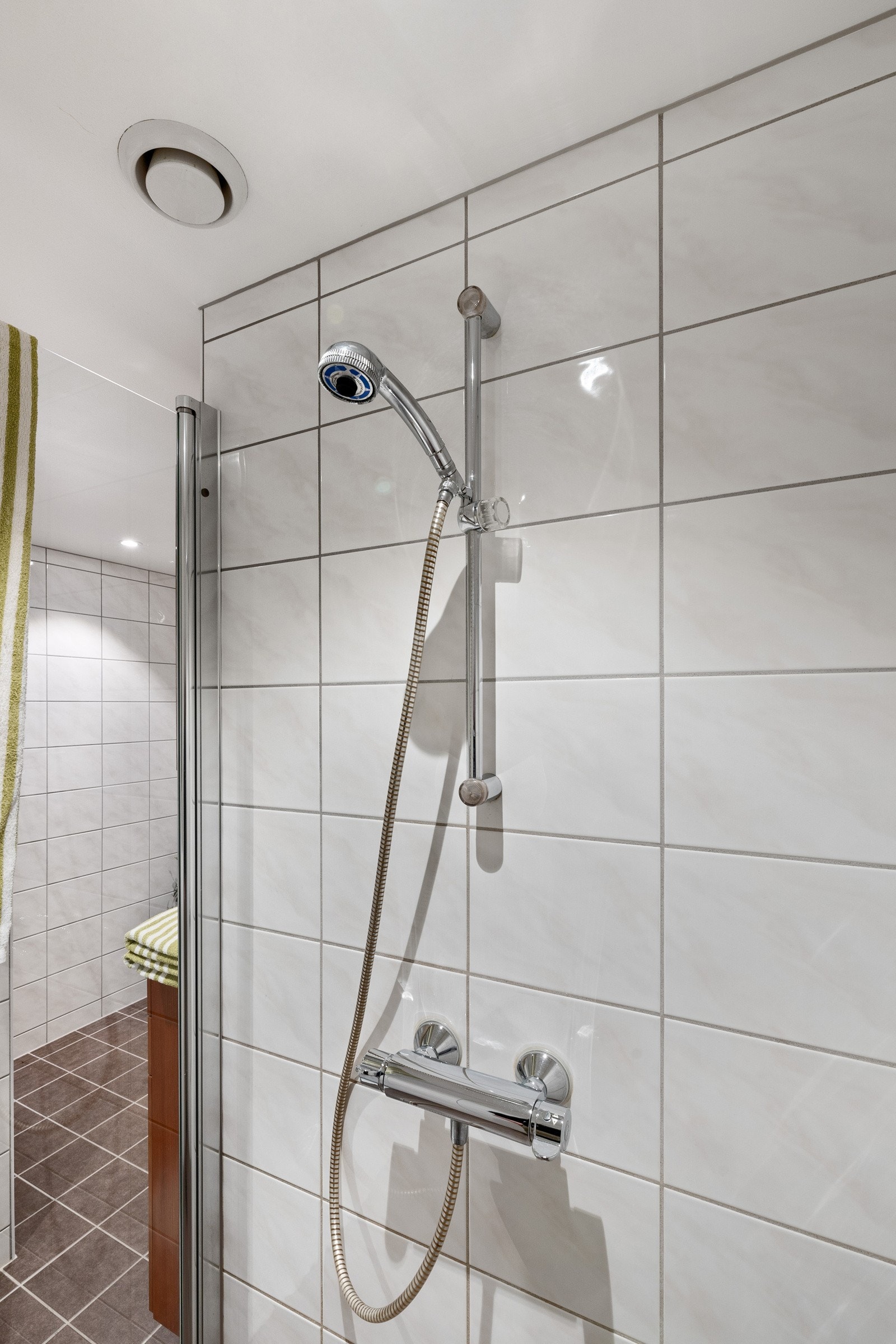 - Her er det lagt tidløse fliser med lyse fliser på vegg og mørke fliser på gulv - Galleribilde