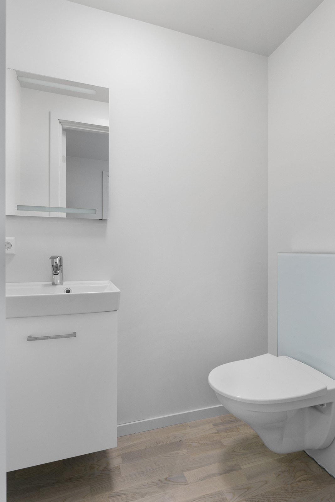 Etasjen inneholder i tillegg et gjestetoalett med toalett og servant. Det er aldri dumt med et eget toalett for gjester som alltid er ryddig og rent. Galleribilde