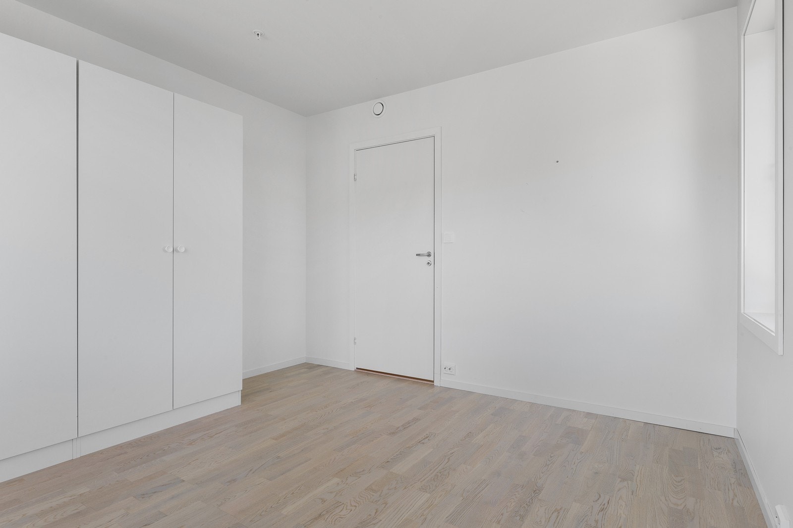 God oppbevaring i garderobeskaper Galleribilde