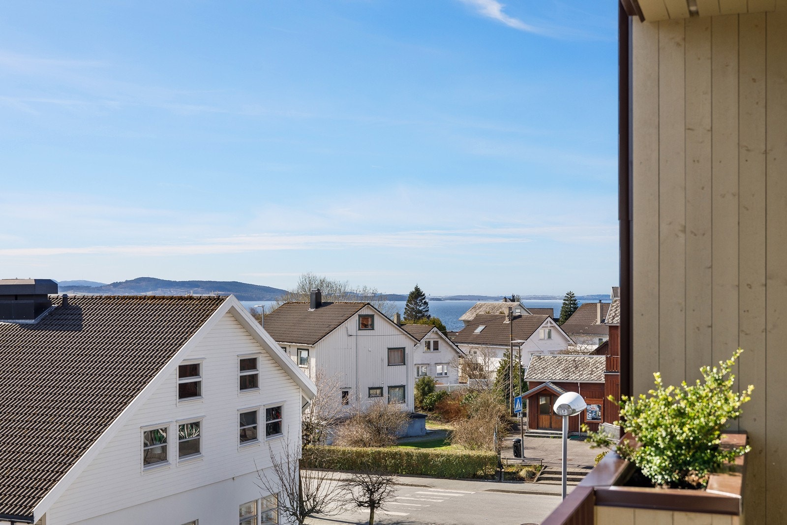 Leiligheten ligger på hjøret i 3.etasje og her får man fin utsikt over sentrum og mot fjorden Galleribilde