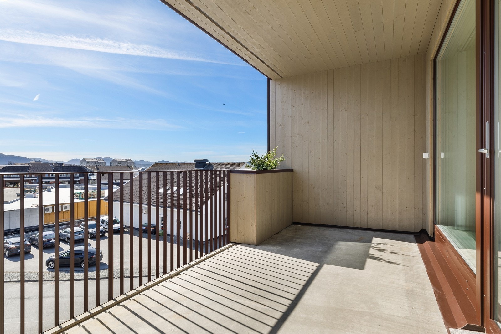 Terrassen er skjermet og har takoverbygg, og her kan fine dager nytes! Galleribilde