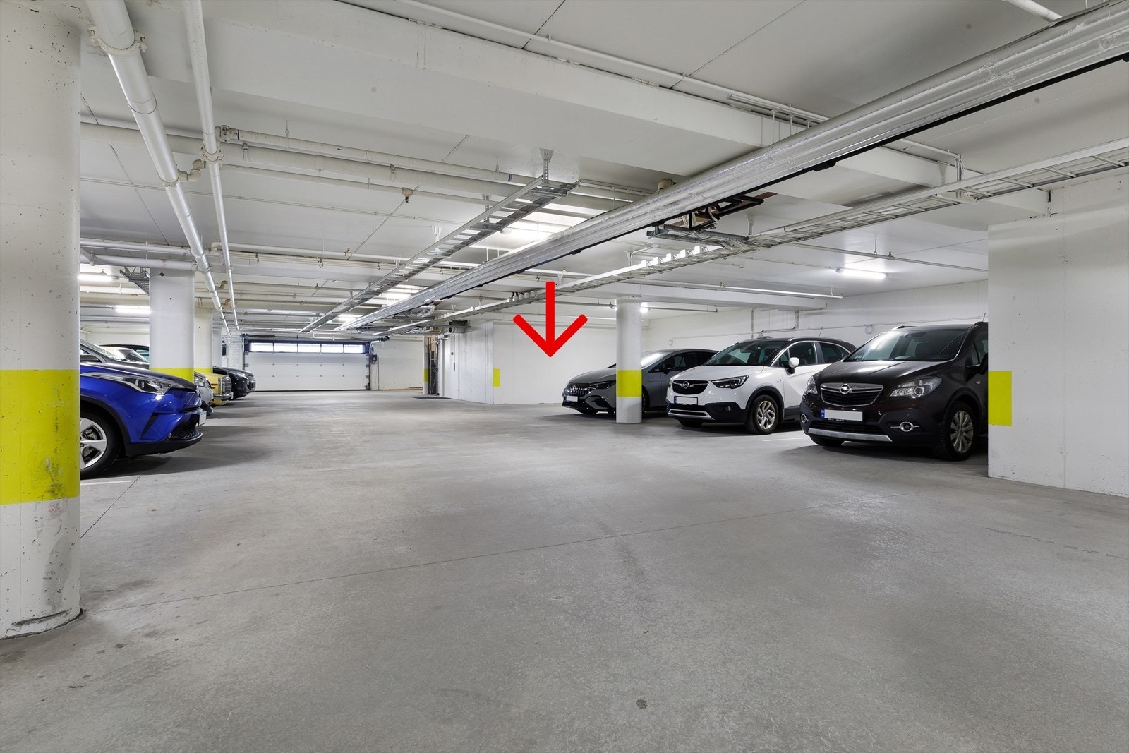 Parkering i lukket garasjeanlegg med heis direkte fra garasjen og opp til leiligheten. Galleribilde