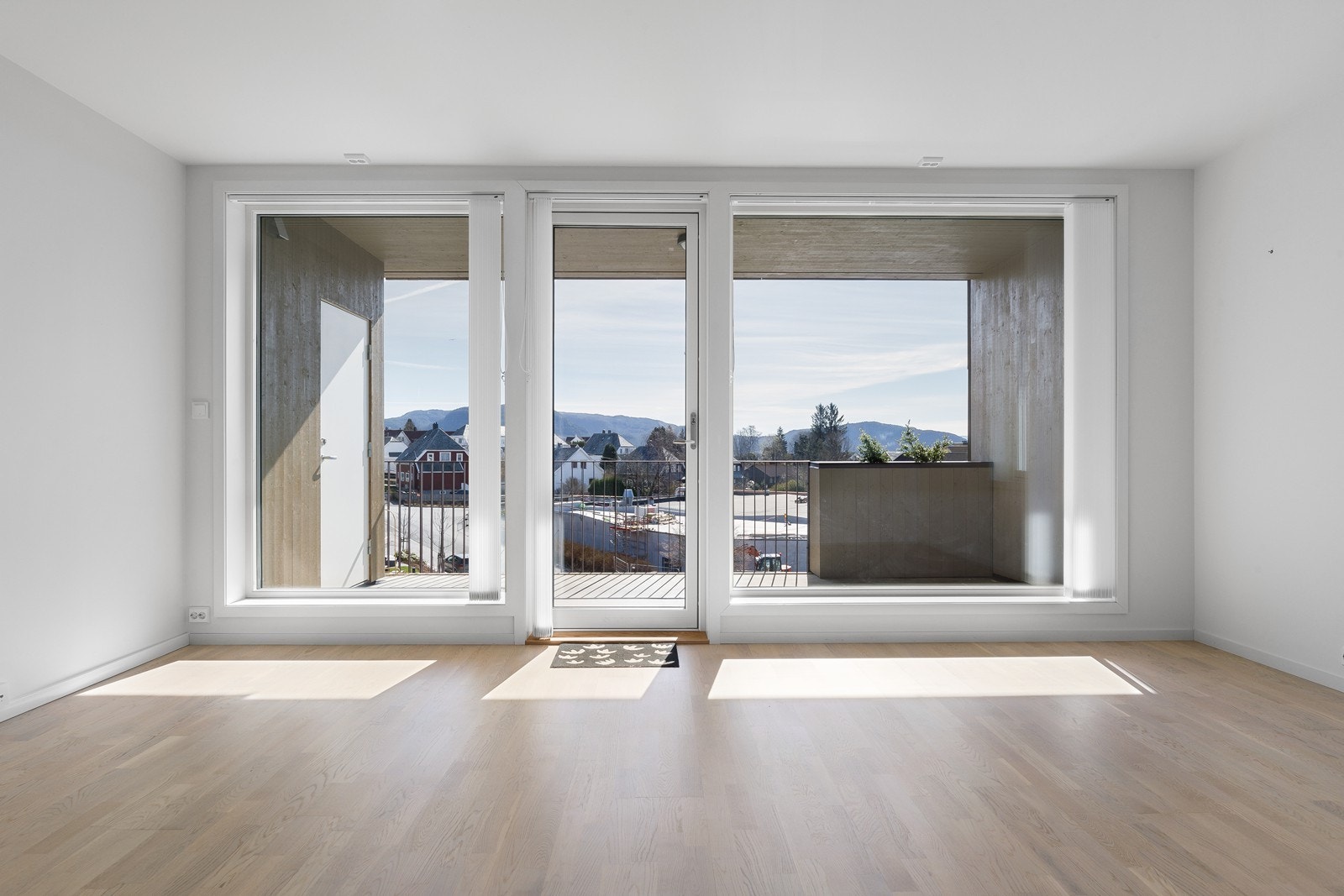 Fra stue/kjøkken har man utgang til en solrik terrasse med fin utsikt Galleribilde