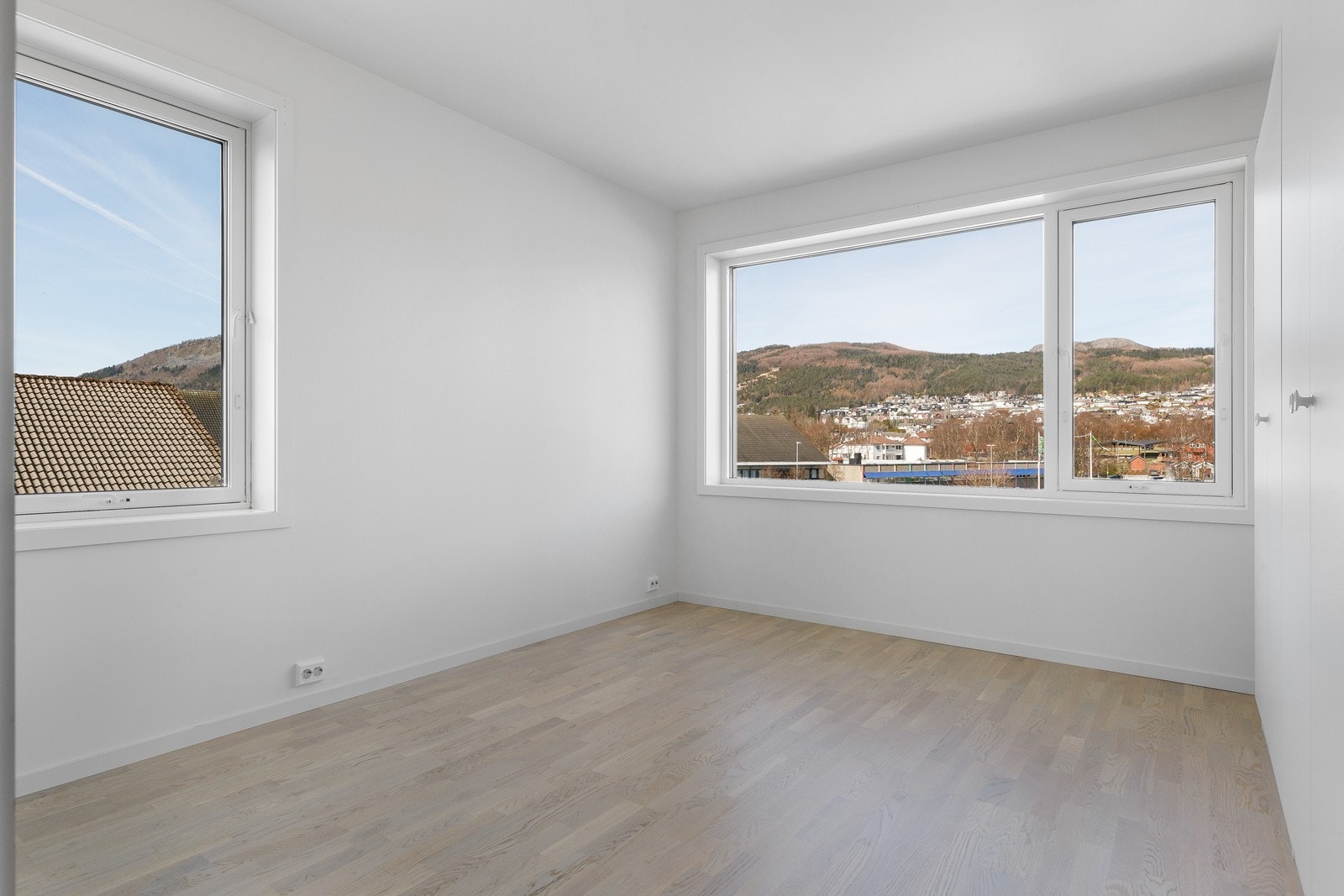 Begge soverommene har god plass til ønsket møblement, samt store vinduer med fin utsikt mot fjellene Galleribilde