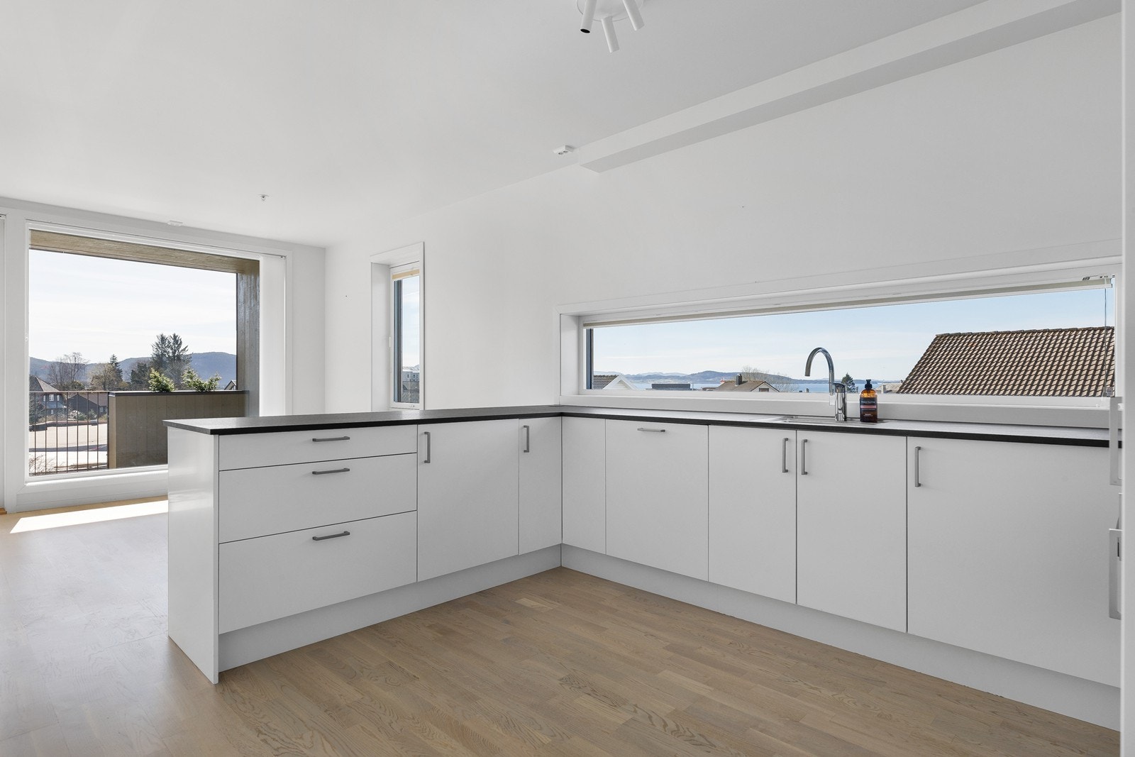 Leilighetens beliggenhet plassert på hjørne med ekstra vinduer slipper inn mye godt lys, og gjør det ekstra luftig og åpent med fin sjøutsikt Galleribilde