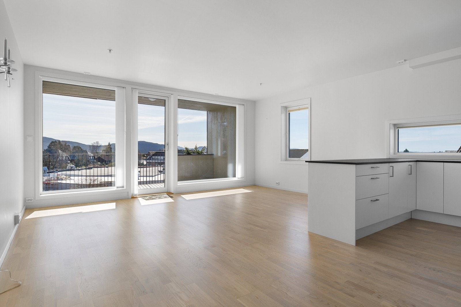 Stue og kjøkken har en åpen løsning med god arealutnyttelse som gir plass til både sitte- og spisegruppe. Galleribilde